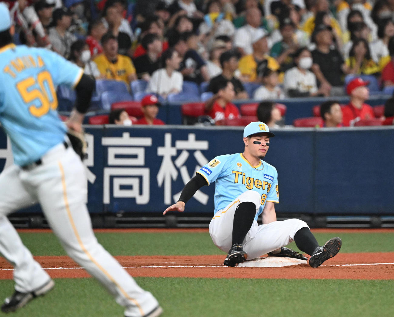 阪神対広島　9回表広島無死一塁、菊池の打球に飛びつく三塁手佐藤輝だが届かず二塁打となる（撮影・和賀正仁）