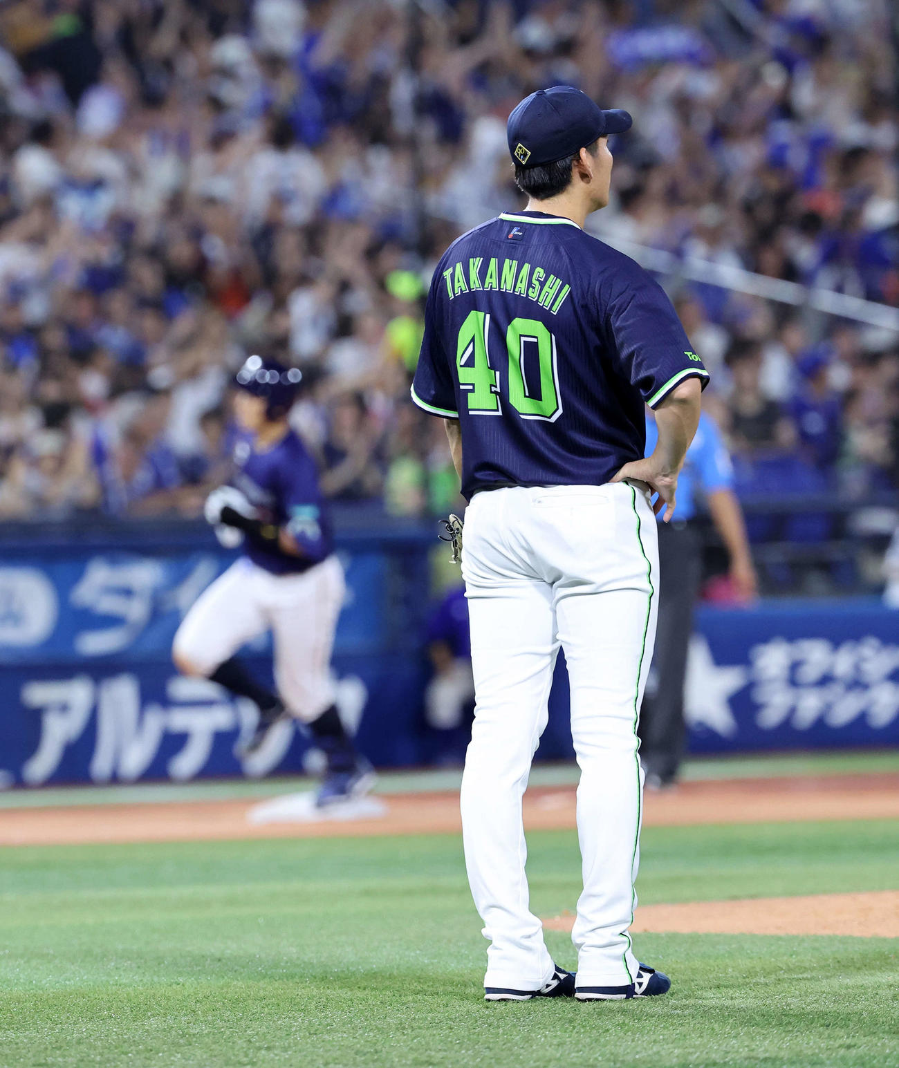 DeNA対ヤクルト　6回裏DeNA1死、山本（左）に左越えソロ本塁打を放たれたヤクルト高梨（撮影・鈴木正人）