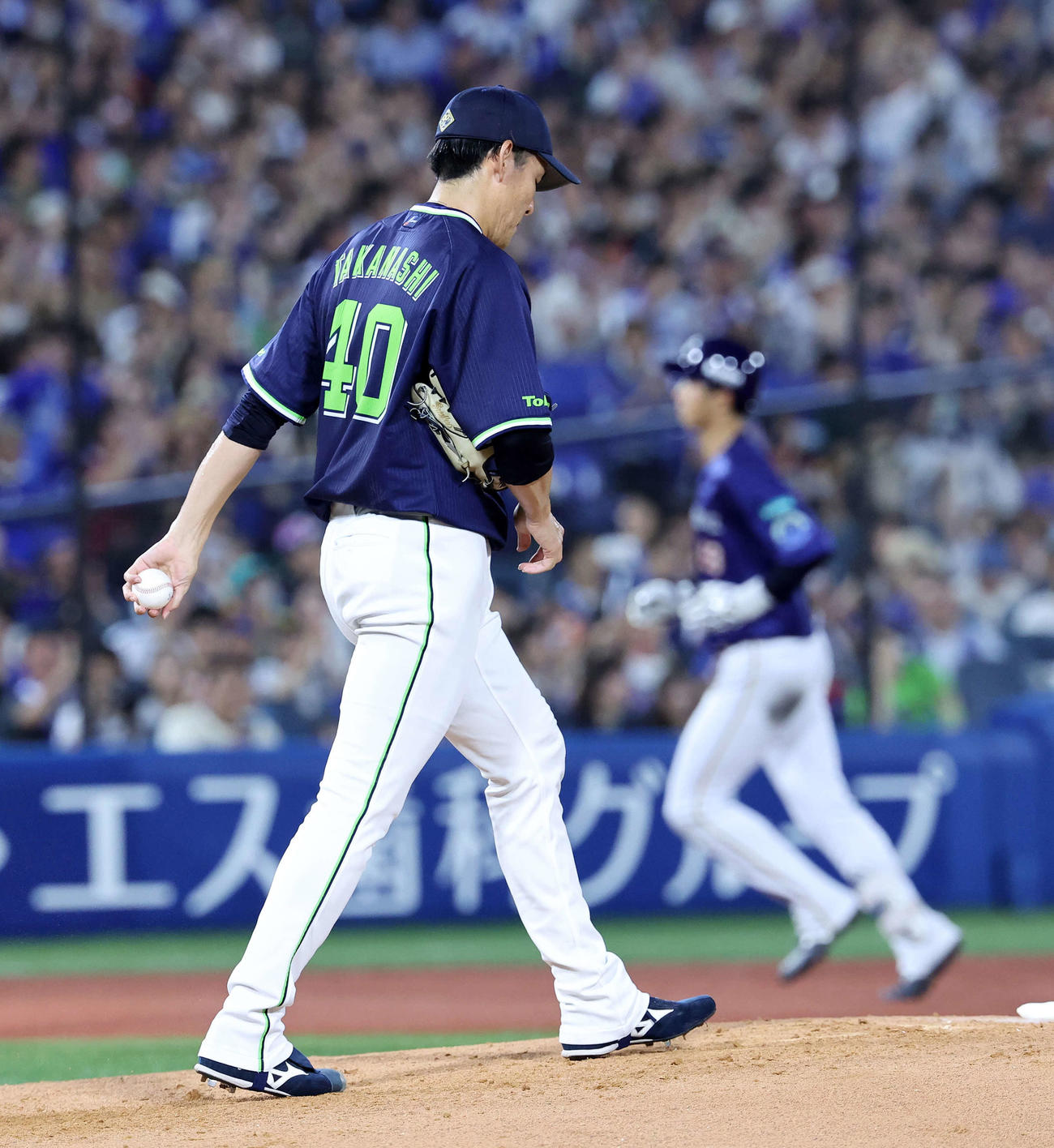 DeNA対ヤクルト　3回裏DeNA無死一塁、梶原（右）に右越え2点本塁打を放たれ険しい表情を見せるヤクルト高梨（撮影・鈴木正人）