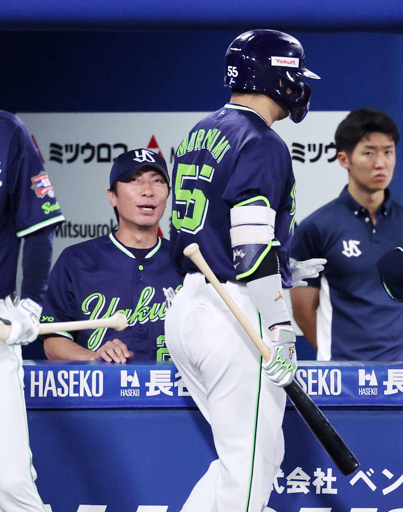 DeNA対ヤクルト　3回表ヤクルト1死一、三塁、村上（右）の左犠飛を迎える高津監督（撮影・鈴木正人）
