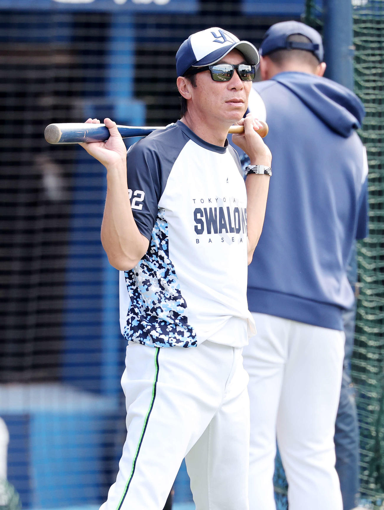 DeNA対ヤクルト　練習を見つめるヤクルト高津監督（撮影・鈴木正人）