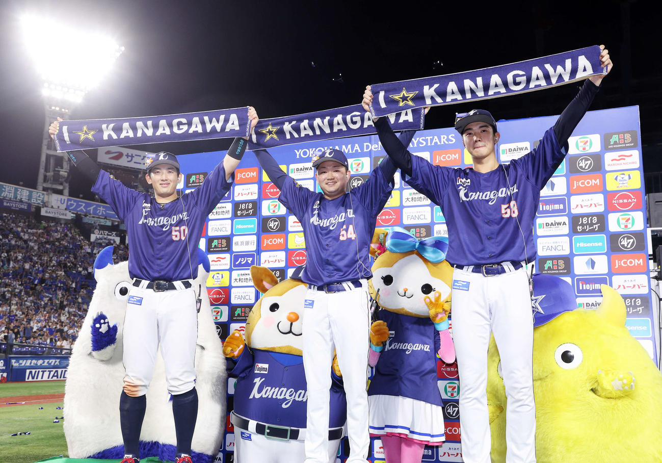 DeNA対ヤクルト　勝利し笑顔を見せる、左からDeNA山本、石田裕、梶原（撮影・鈴木正人）