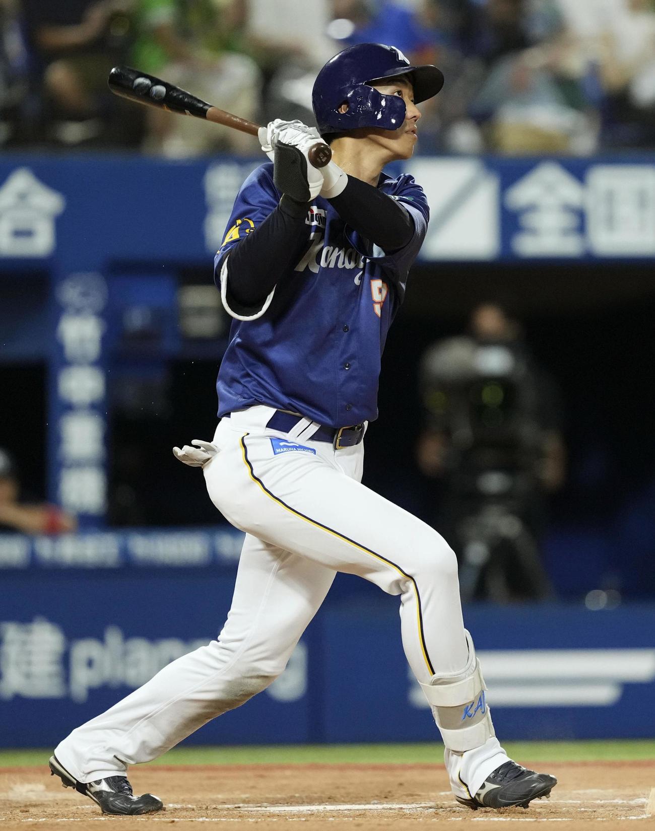 3回DeNA無死一塁、梶原が右越えに同点2ランを放つ＝横浜（共同）
