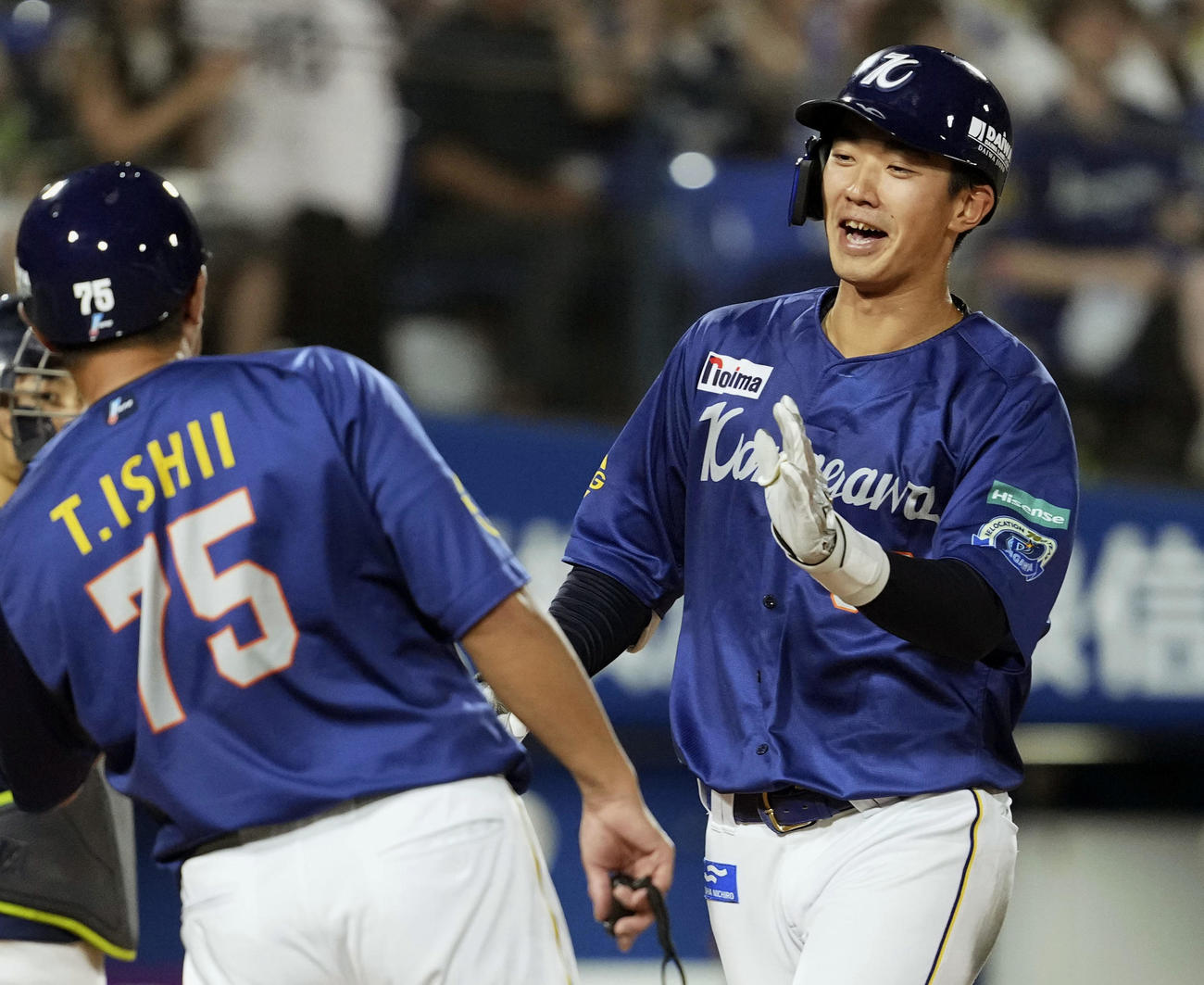 3回、同点2ランを放ちコーチ（左）とタッチを交わすDeNA・梶原＝横浜（共同）