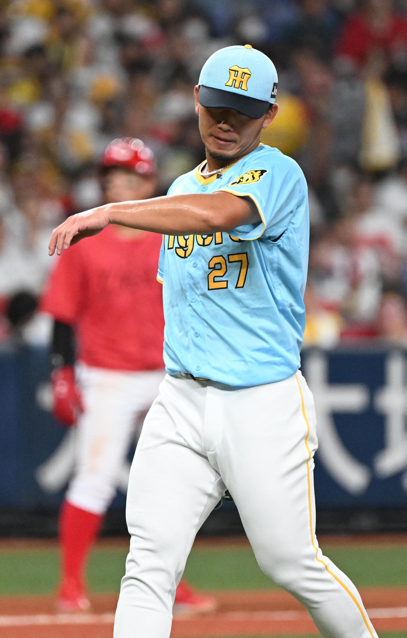 阪神対広島　7回に1点を失いベンチに戻る阪神伊藤将（撮影・和賀正仁）