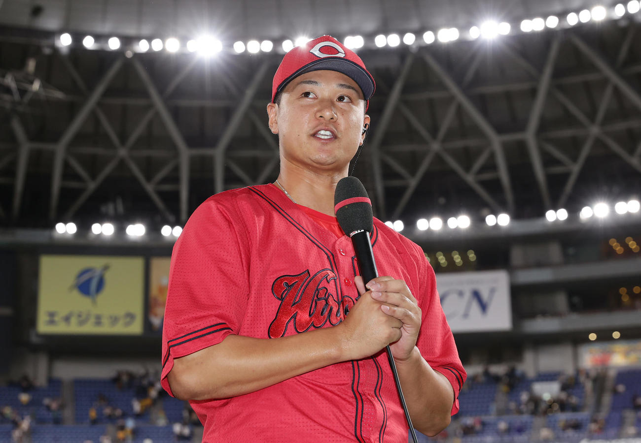 阪神対広島　ヒーローインタビューを受ける広島森（撮影・前田充）