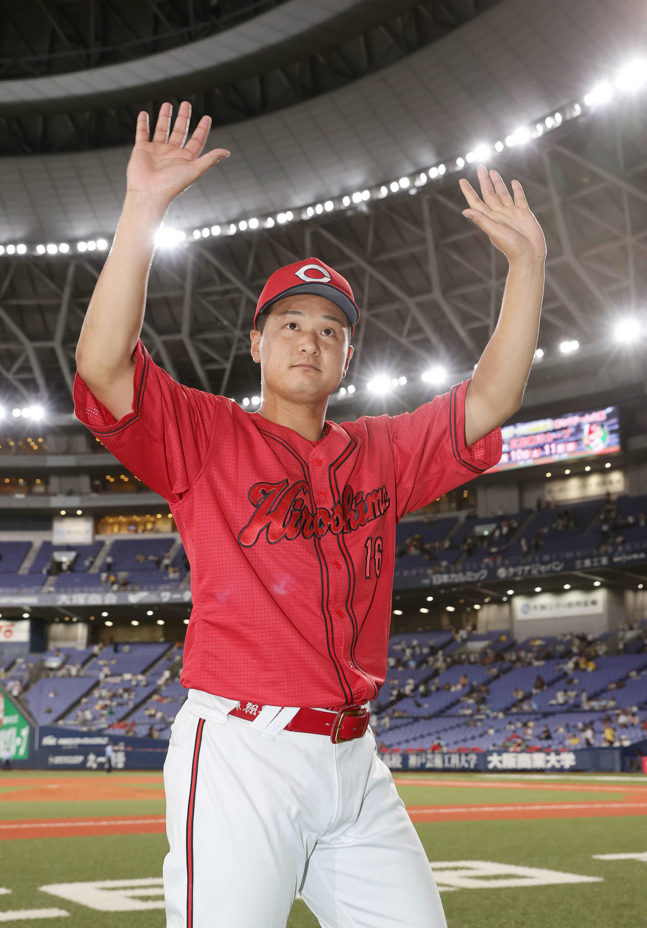 阪神対広島　ヒーローインタビューを終えファンの声援に応える広島森（撮影・前田充）