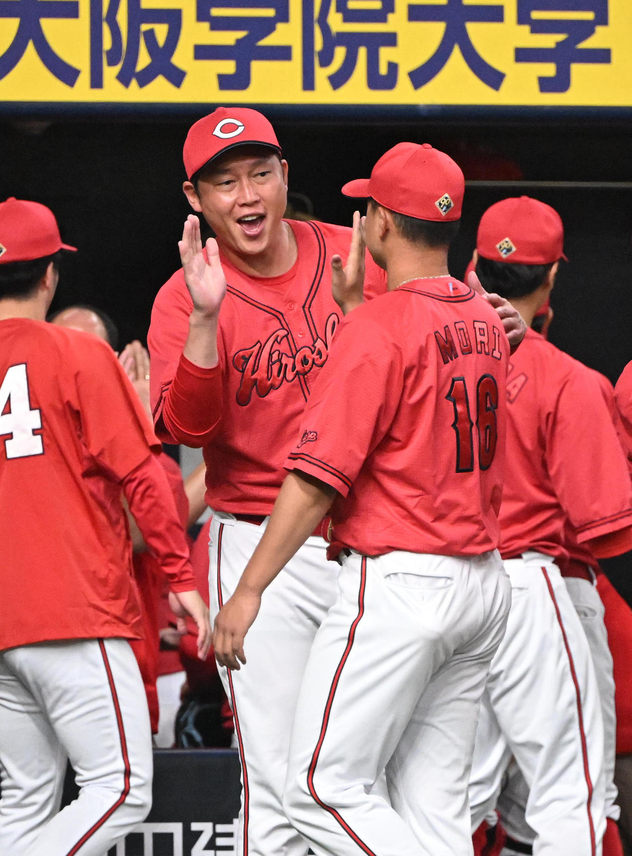 阪神対広島　プロ初勝利を挙げた森（右）は新井監督とタッチを交わす（撮影・和賀正仁）
