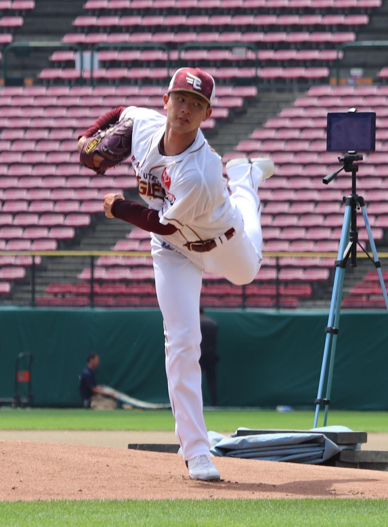 マウンドで投球を行う楽天古謝（撮影・古川真弥）