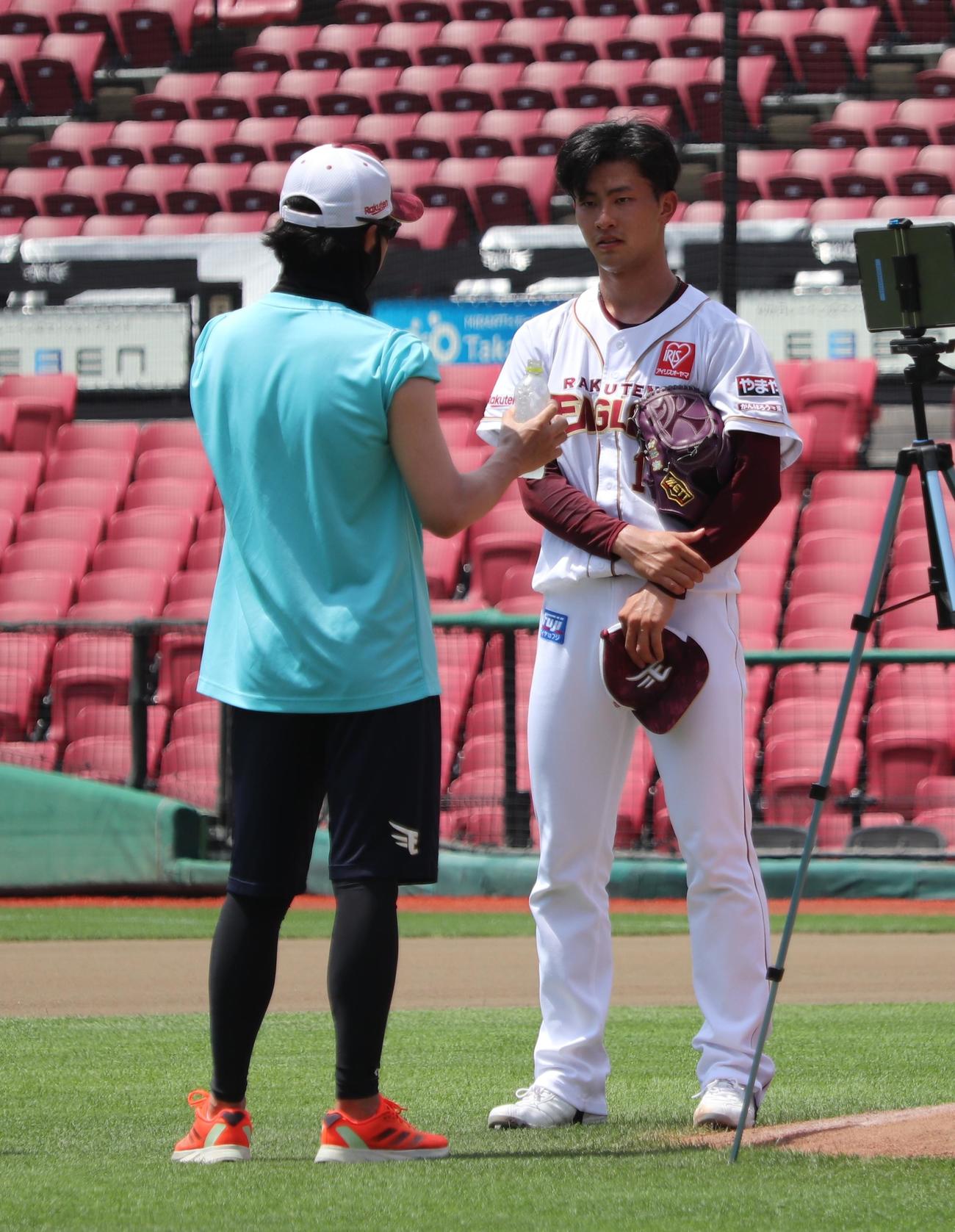 練習後に永井投手コーチ（左）と話す楽天古謝（撮影・古川真弥）