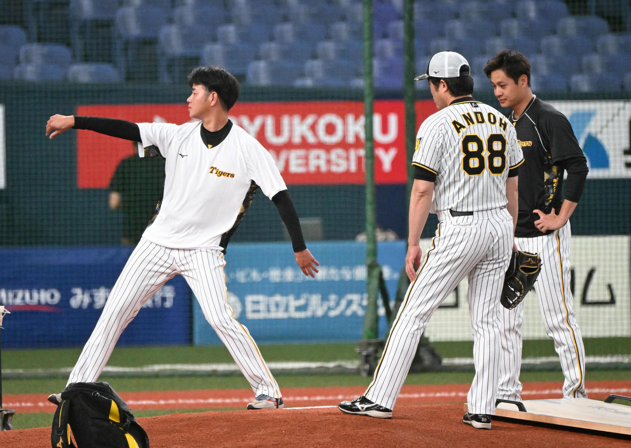 阪神対広島　京セラドームのマウンドを確認する阪神高橋、右は大竹（撮影・和賀正仁）