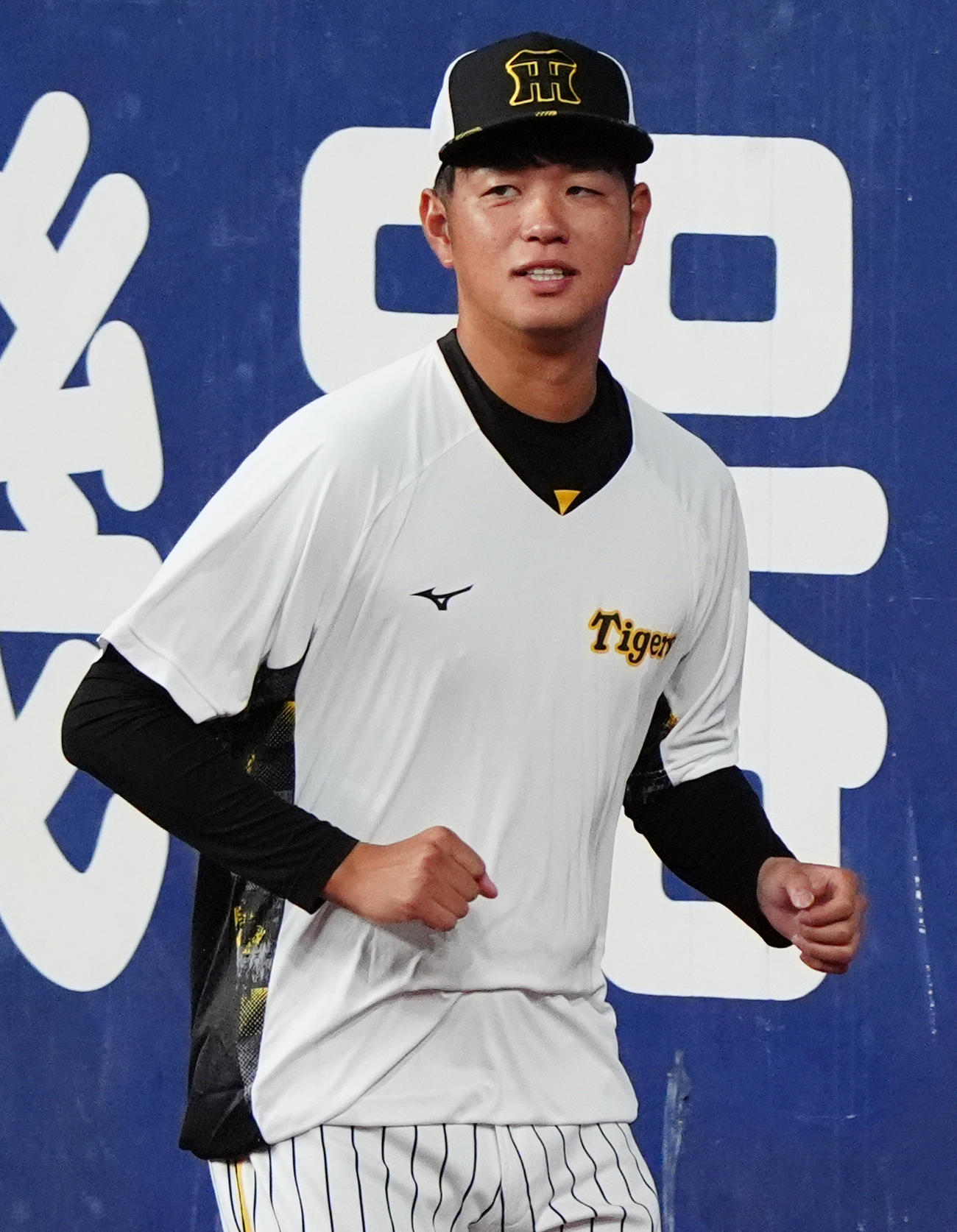 阪神対広島　外野でランニングを行う阪神高橋（撮影・清水貴仁）