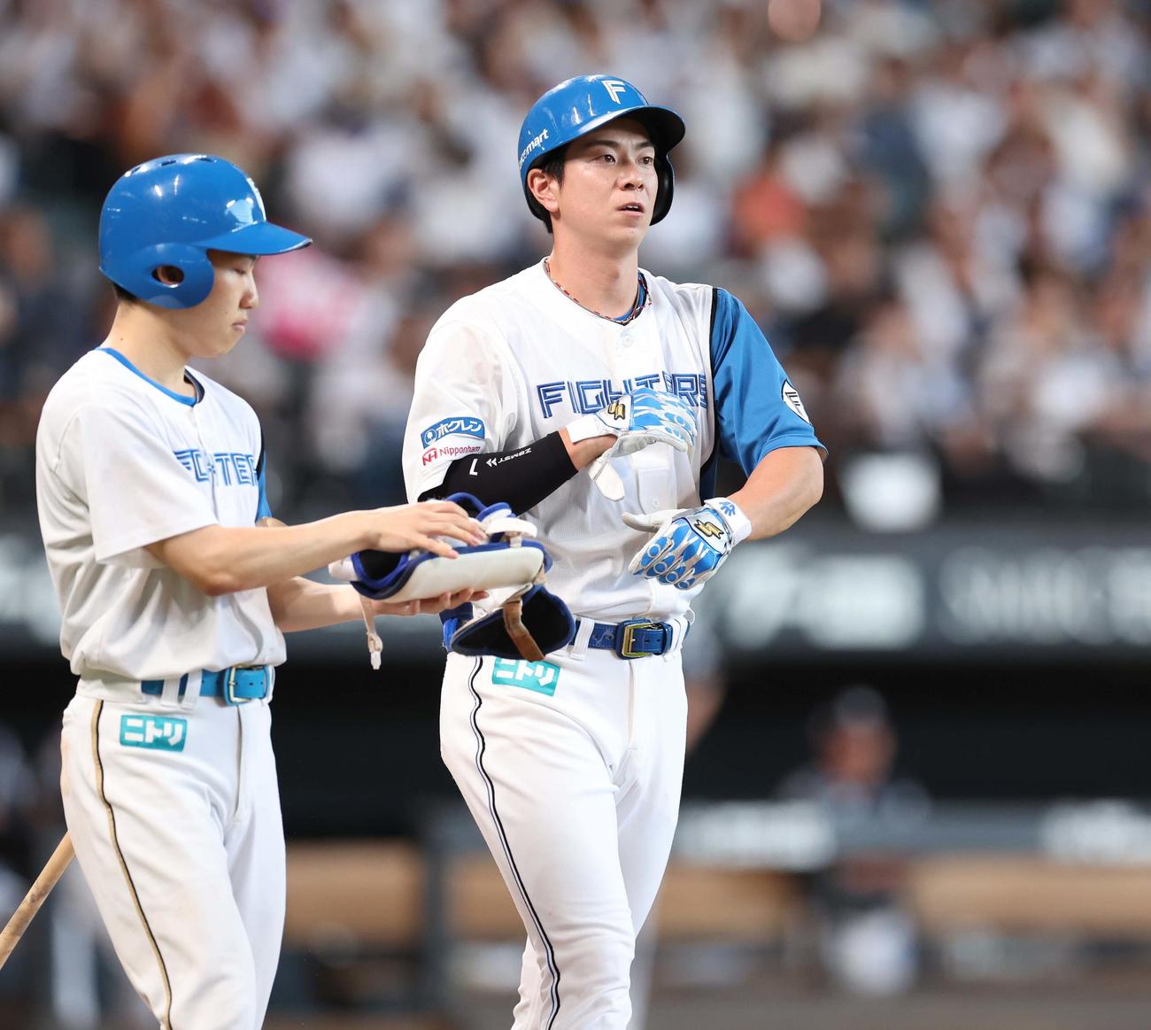 日本ハム対西武　7回裏日本ハム2死満塁、押し出し四球を選ぶ松本剛（撮影・黒川智章）