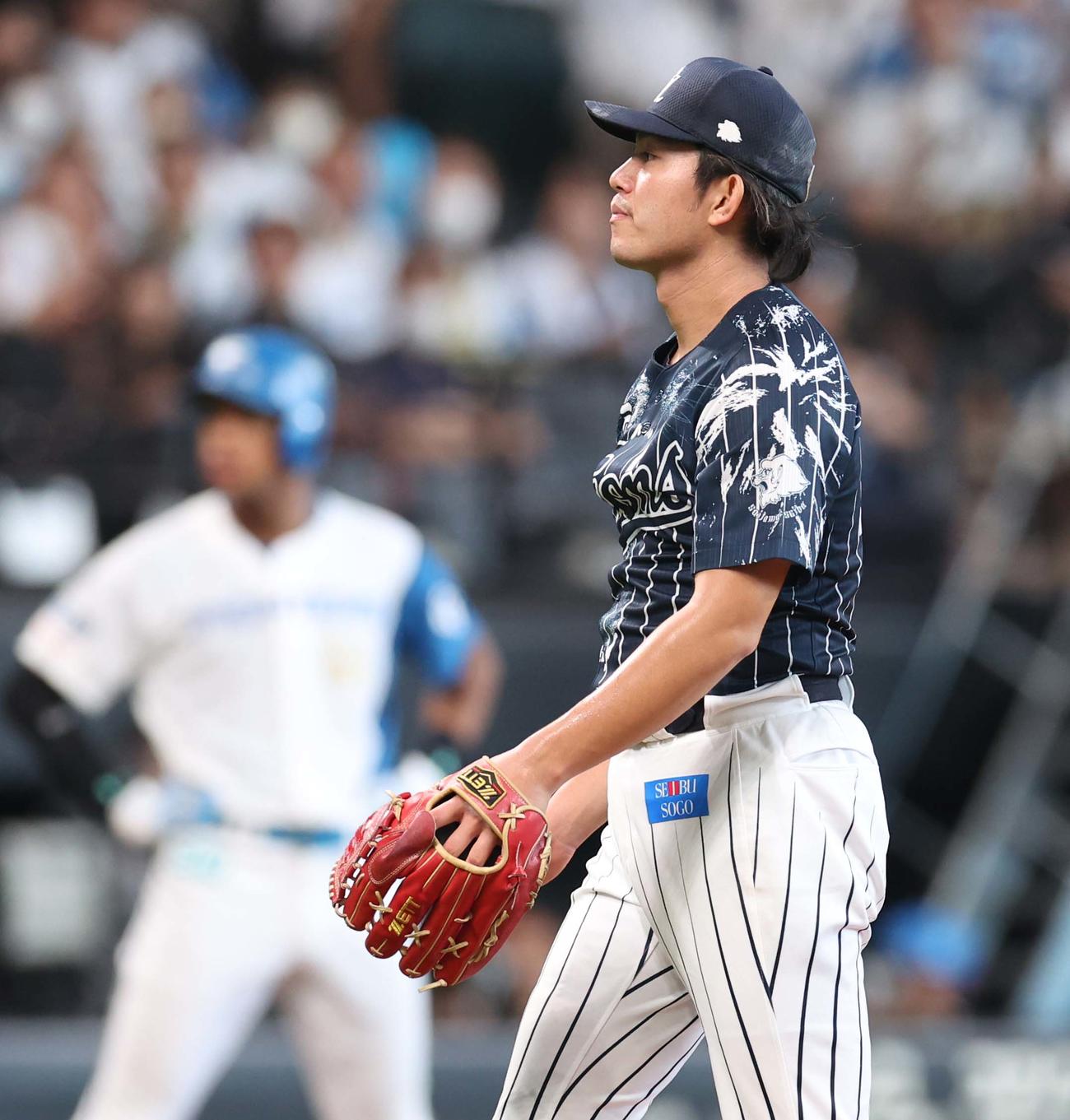 日本ハム対西武　7回裏日本ハム1死満塁、野村に押し出し死球を与える今井（撮影・黒川智章）