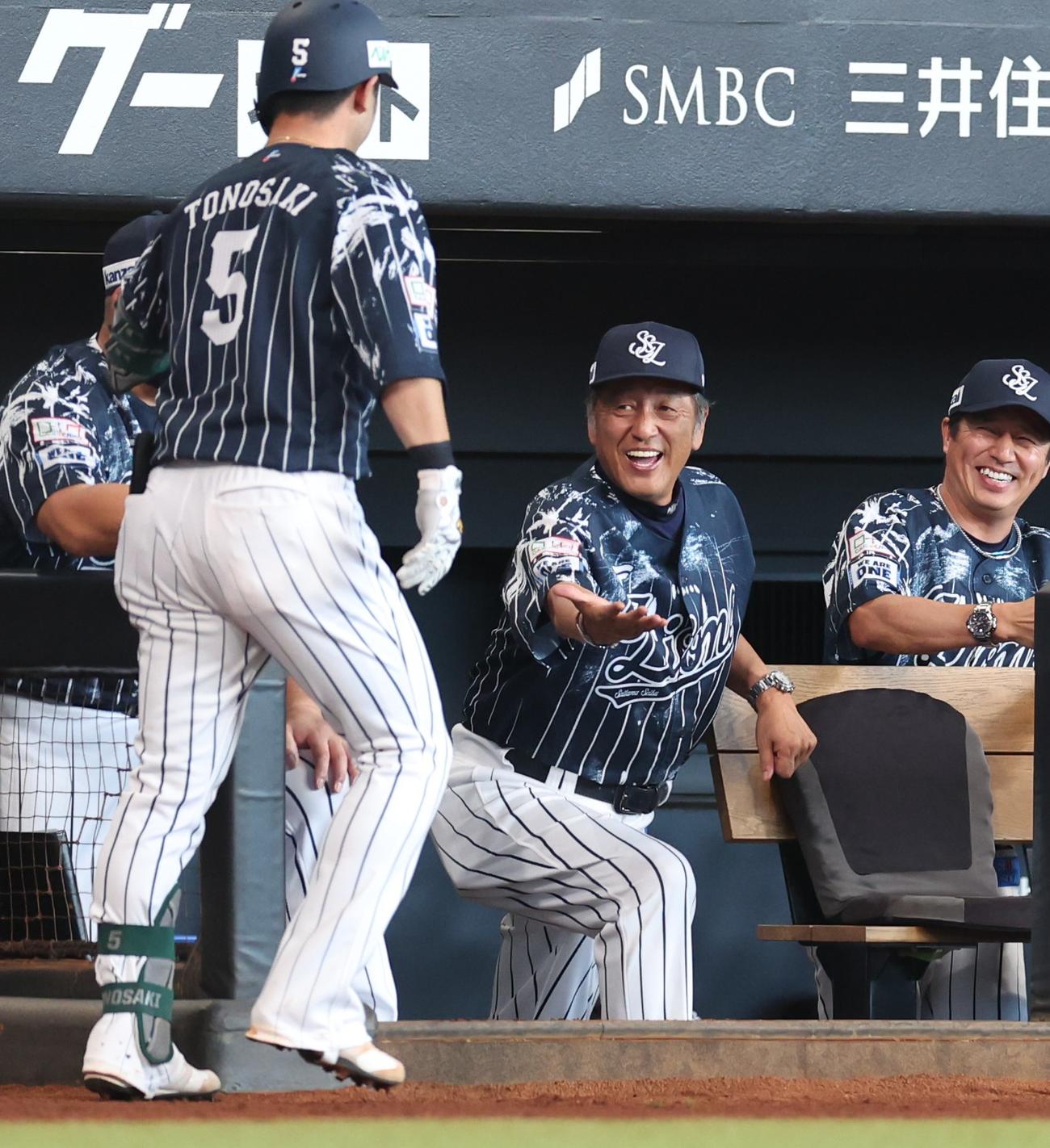 日本ハム対西武　2回表西武無死、左越え本塁打を放った外崎を出迎える渡辺GM兼監督代行（撮影・黒川智章）