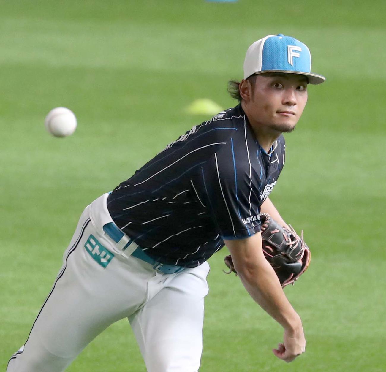 日本ハム対西武　キャッチボールする伊藤（撮影・黒川智章）