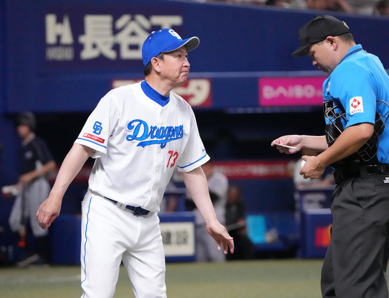 中日対巨人　6回終了、選手交代を告げる立浪監督（左）（撮影・森本幸一）