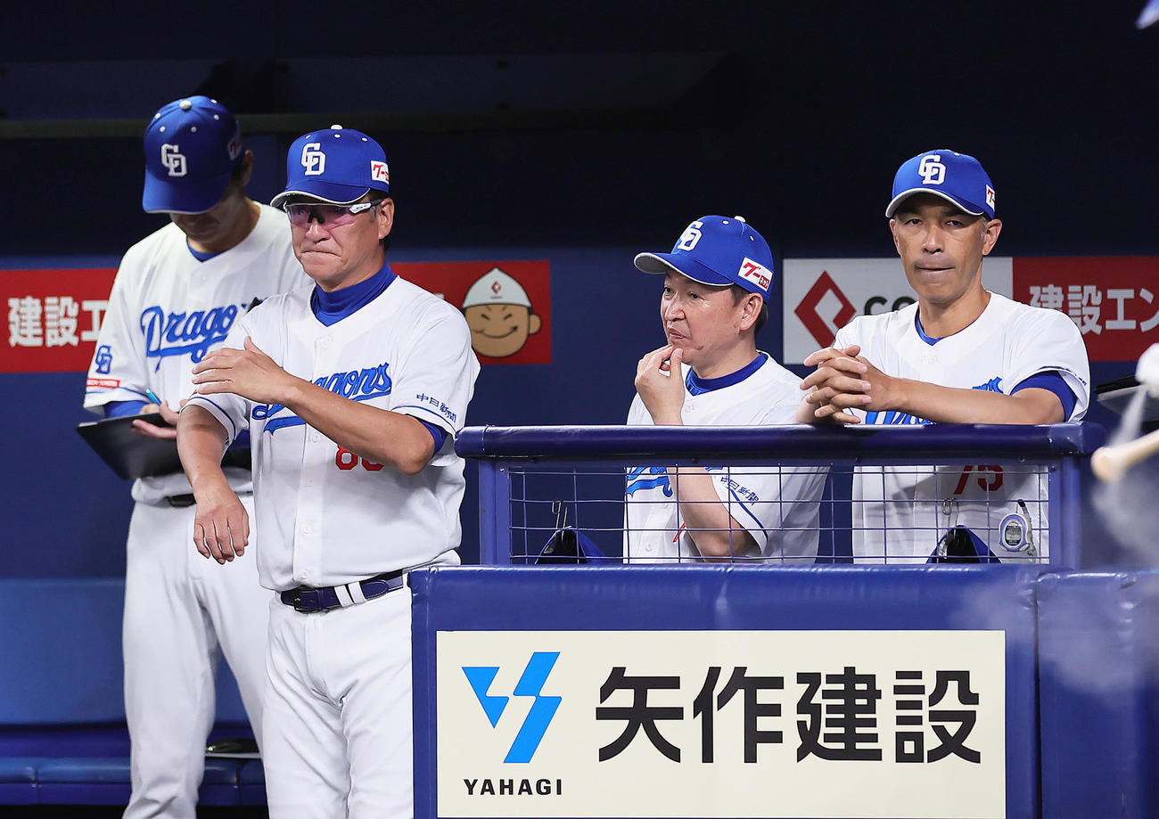 中日対巨人　戦況を見つめる中日立浪監督（中央右）（撮影・足立雅史）