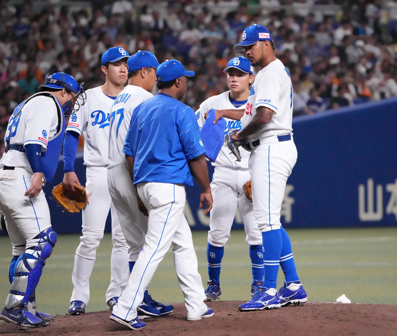 中日対巨人　5回表巨人2死三塁、マウンドのメヒア（右）のもとに集まる中日ナイン（撮影・森本幸一）
