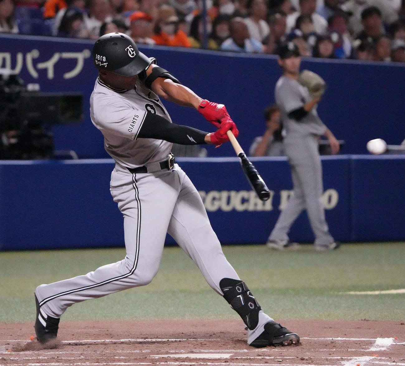 中日対巨人　3回表巨人1死二塁、右適時二塁打を放つヘルナンデス（撮影・森本幸一）