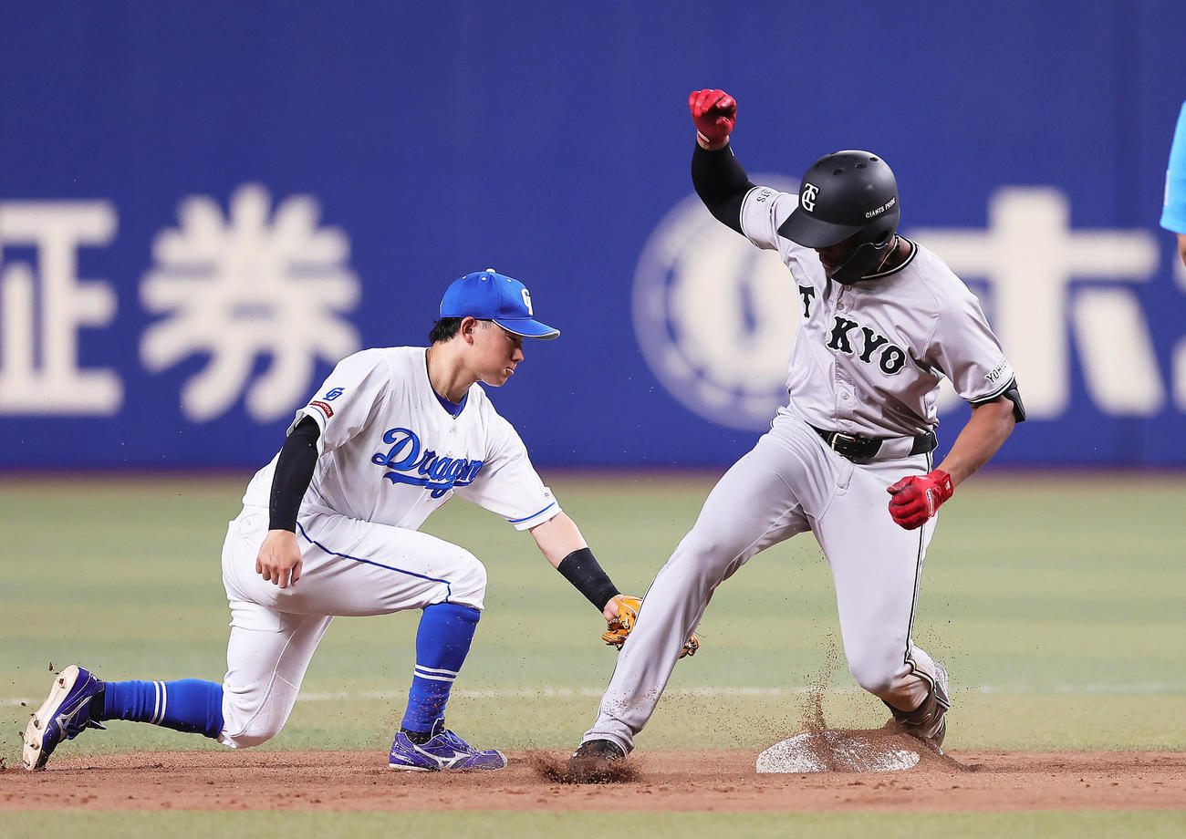 中日対巨人　3回表巨人1死二塁、ヘルナンデス（右）は右越え適時二塁打を放つ（撮影・足立雅史）