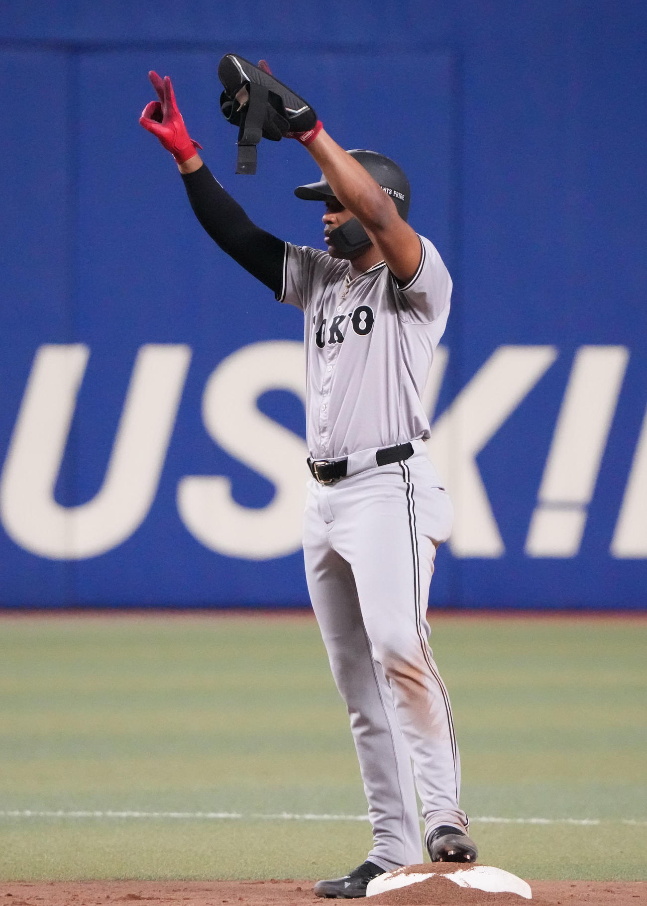 中日対巨人　3回表巨人1死二塁、右適時二塁打を放ったヘルナンデス（撮影・森本幸一）
