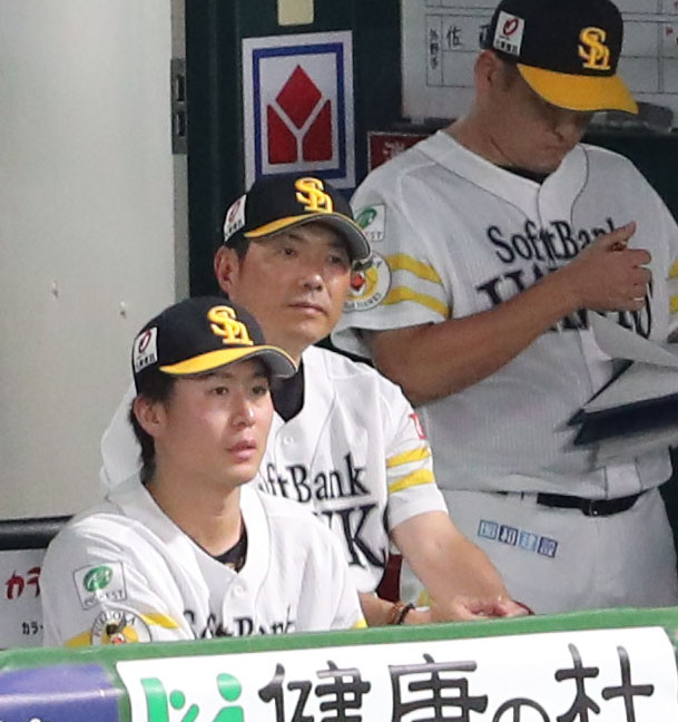 ソフトバンク対楽天　9回表楽天無死、太田に右越え本塁打を浴び首をかしげる小久保監督（中央）（撮影・鬼束羽瑠菜）
