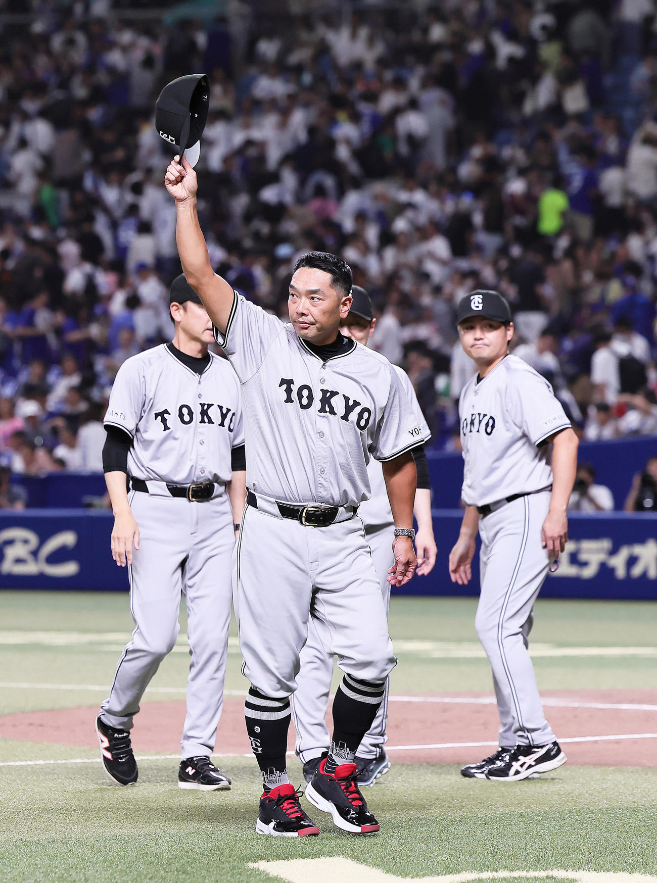 中日対巨人　中日に勝利し、スタンドにあいさつする巨人阿部監督（撮影・足立雅史）