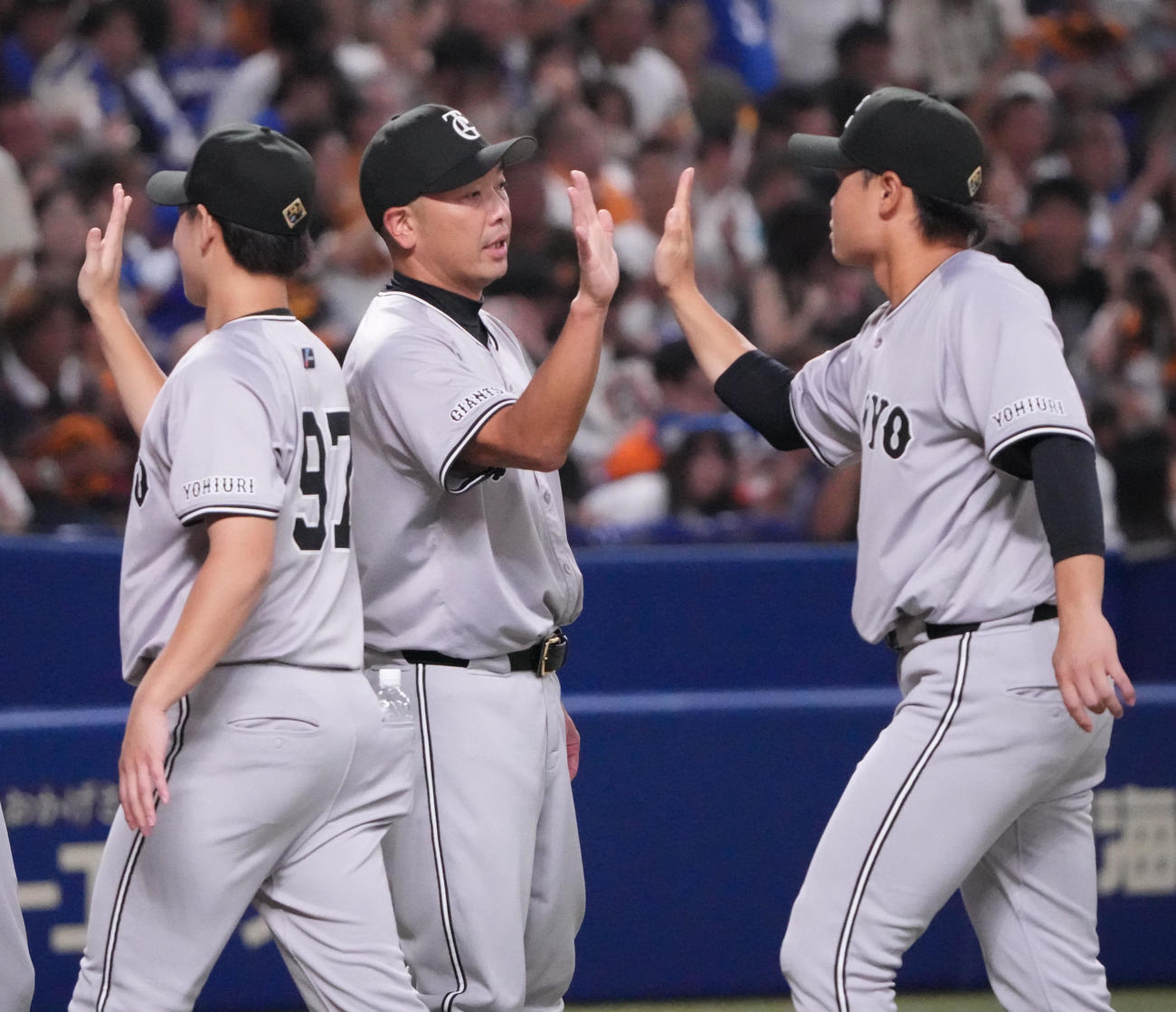 中日対巨人　試合終了、ナインを迎える阿部監督（中央）（撮影・森本幸一）