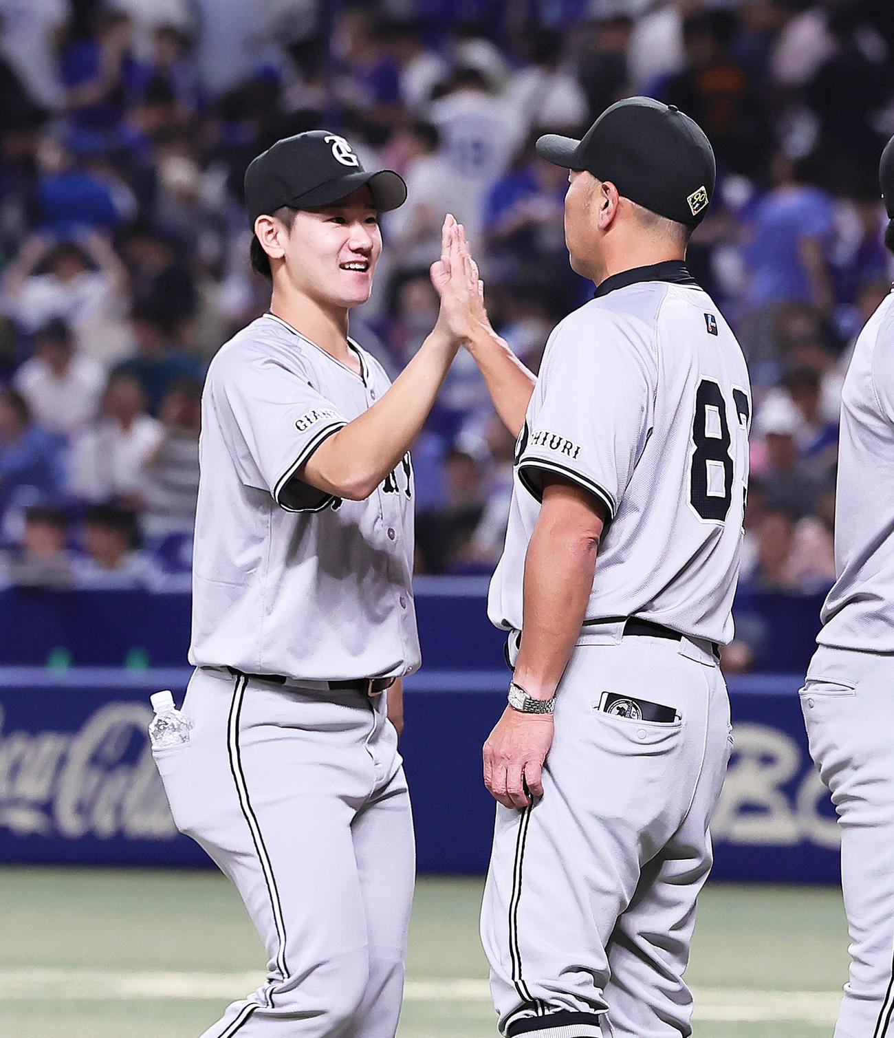 中日対巨人　6回無失点で勝利を挙げた巨人井上（左）は阿部監督と笑顔でタッチを交わす（撮影・足立雅史）