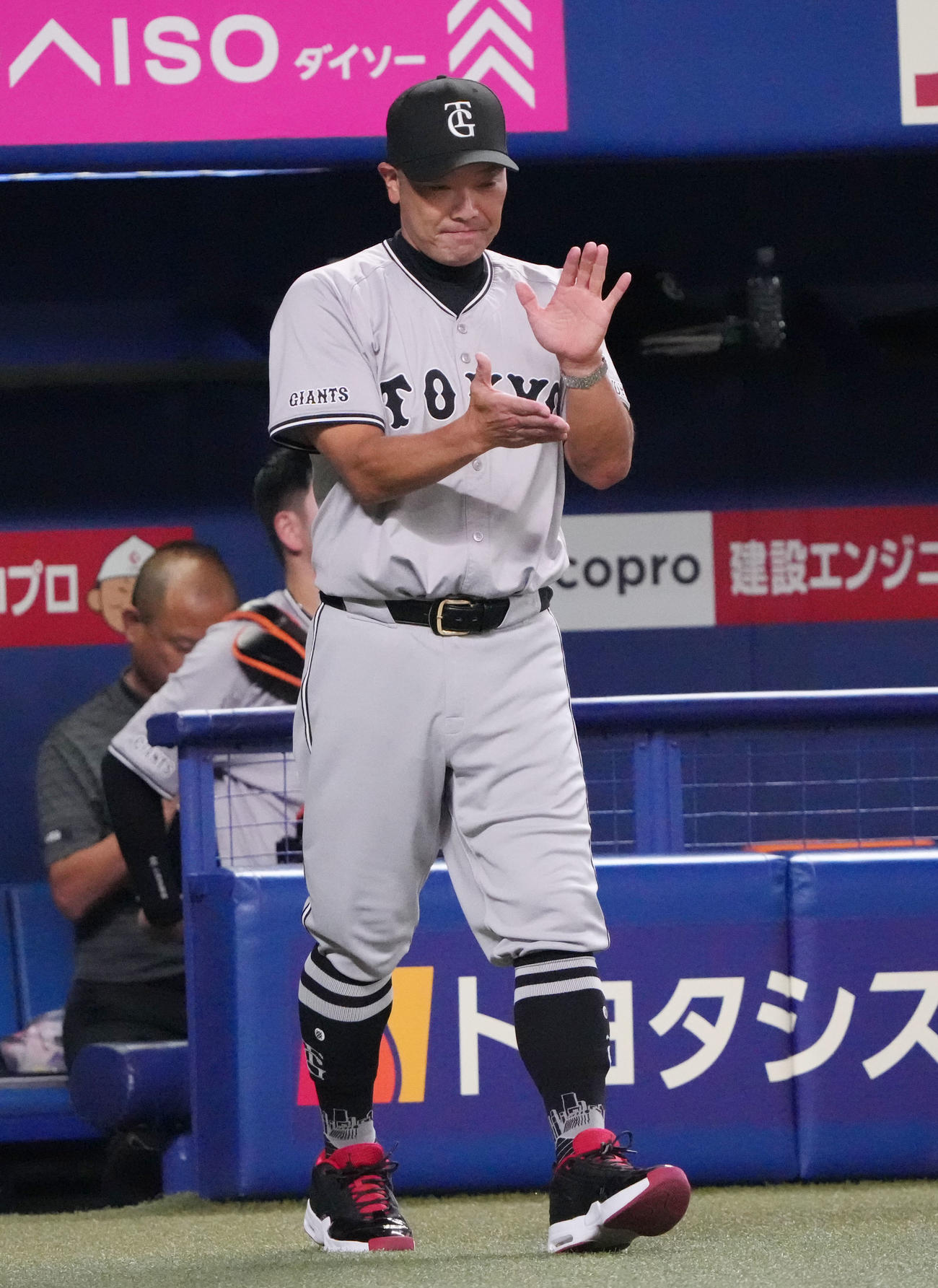 中日対巨人　8回表終了、選手交代を告げる阿部監督（撮影・森本幸一）