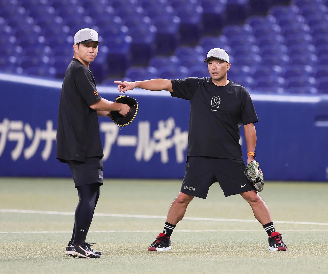 中日対巨人　巨人大城（左）を指導する阿部監督（撮影・足立雅史）