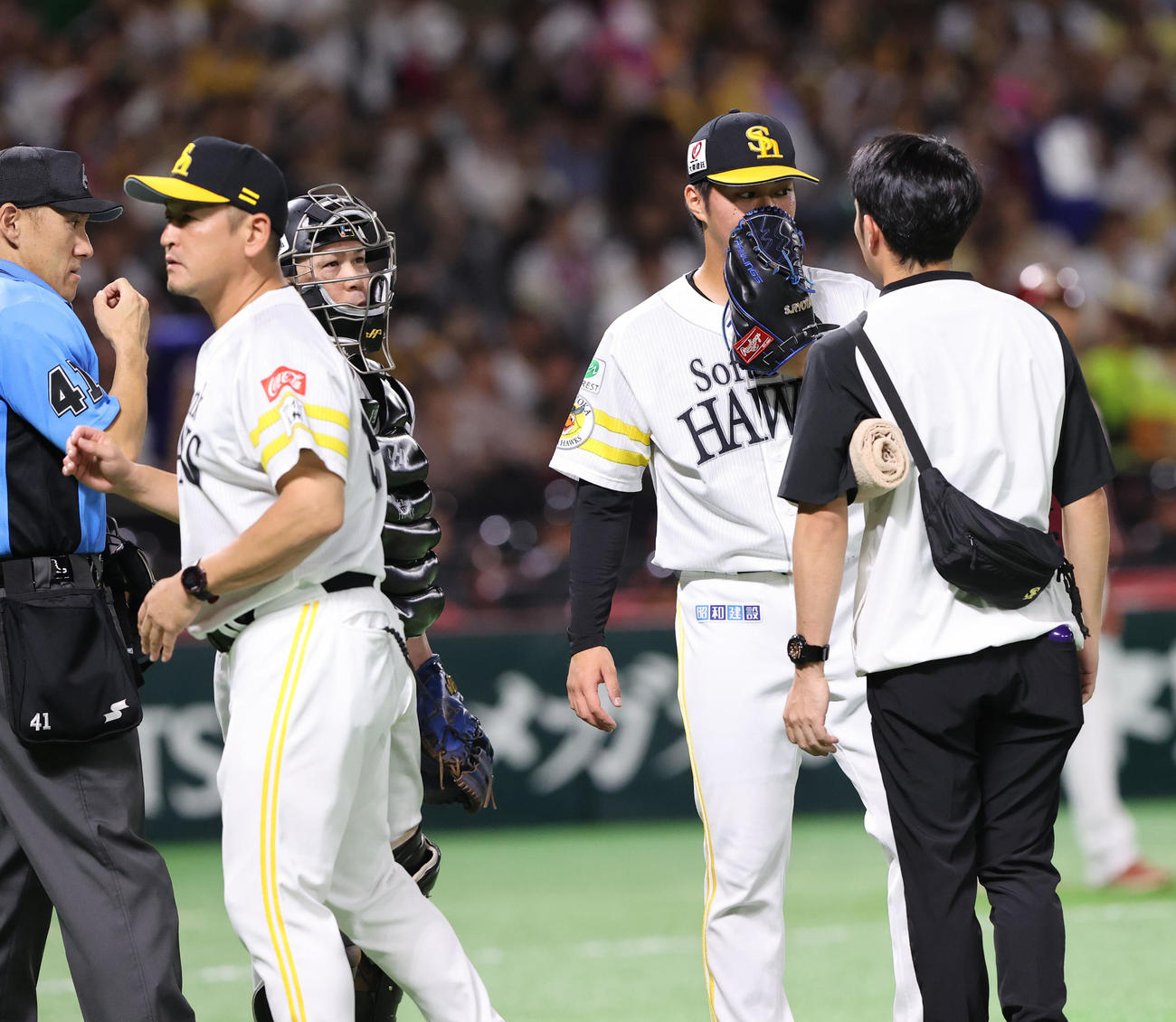 ソフトバンク対楽天　4回途中で降板する沢柳（撮影・梅根麻紀）