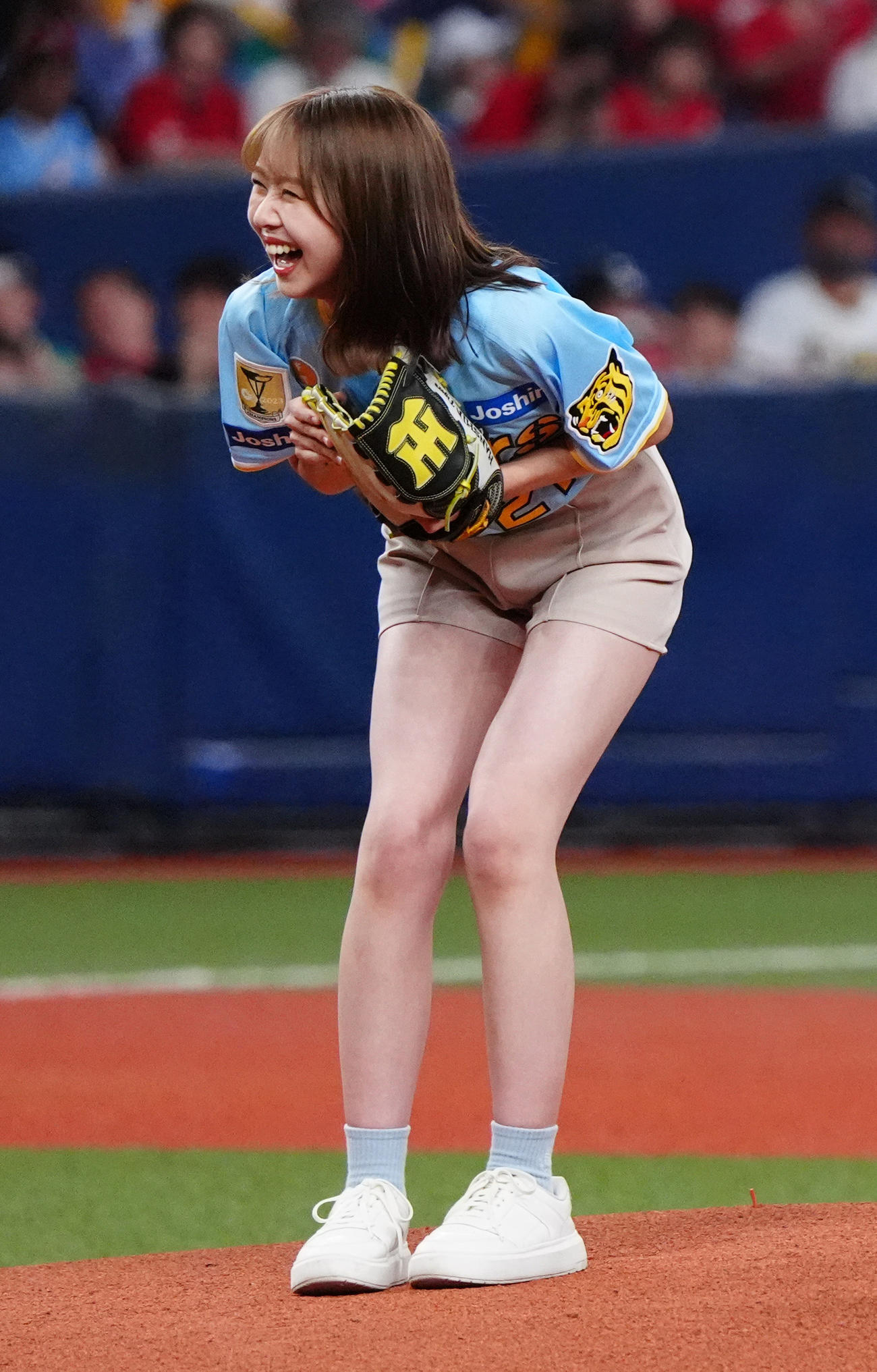 阪神対広島　始球式を行うNMB48の平山真衣（撮影・清水貴仁）