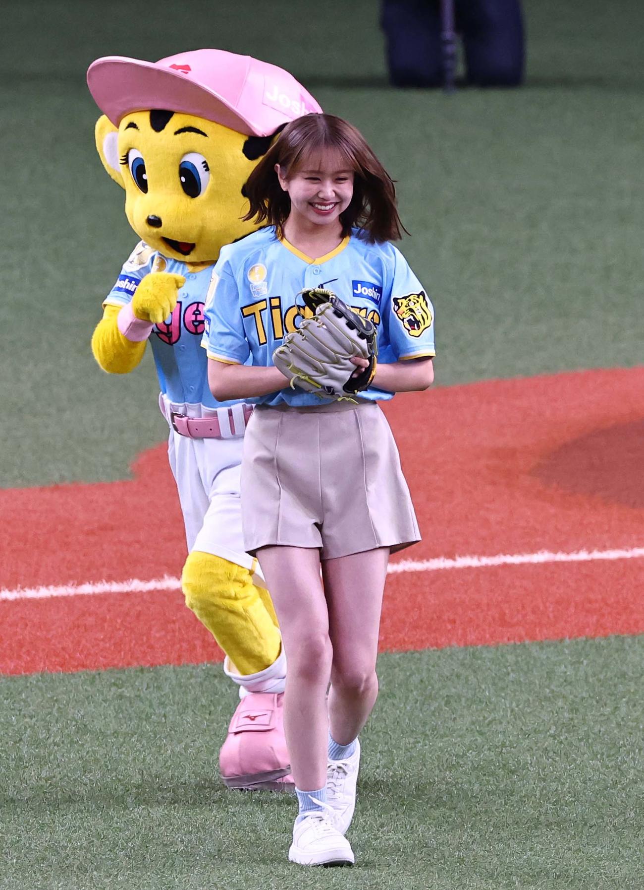 阪神対広島　始球式を務めたNMB48平山真衣（撮影・上田博志）