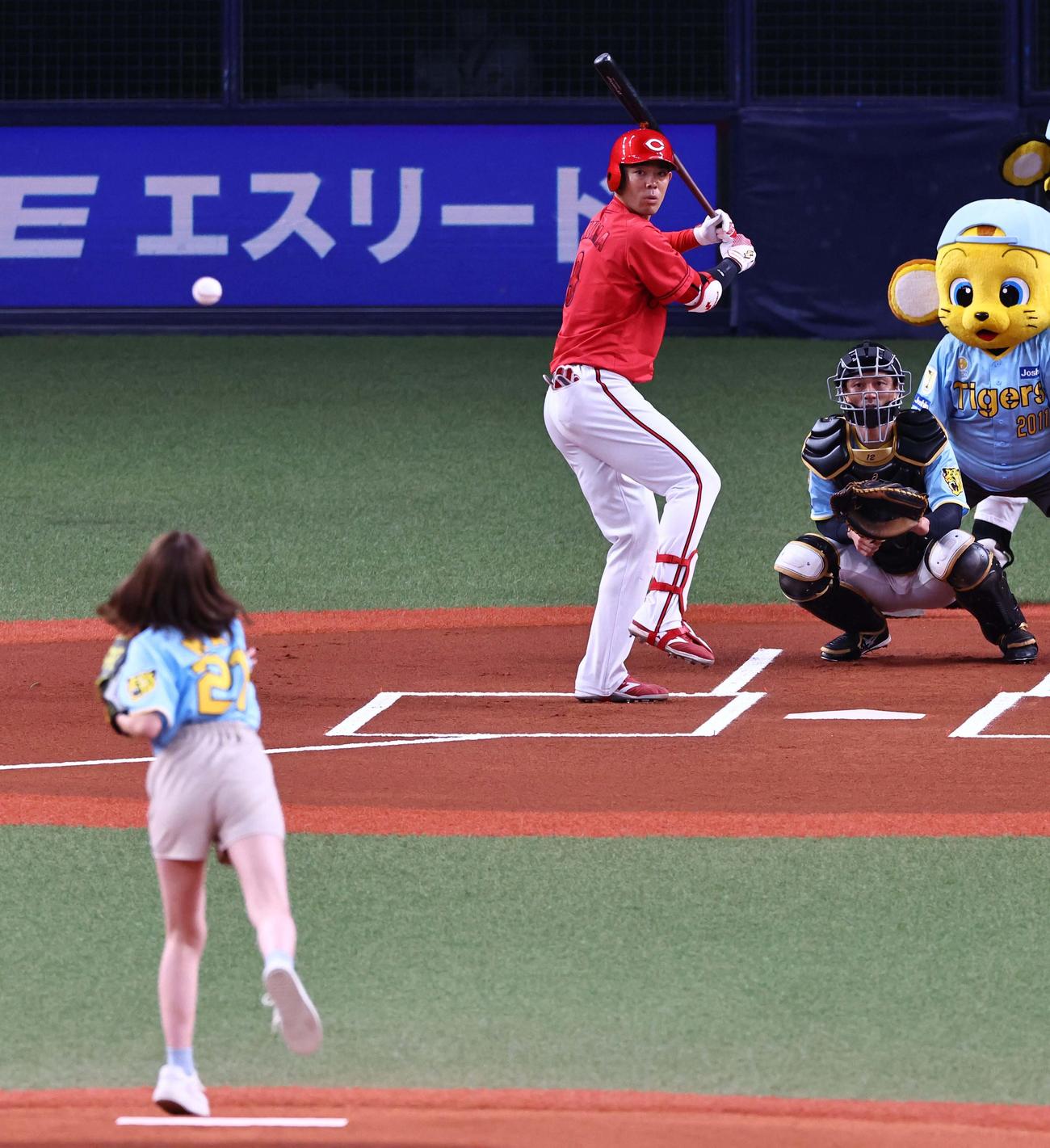 阪神対広島　始球式を務めたNMB48平山真衣の暴投に逆を向いて空振りする秋山（撮影・上田博志）