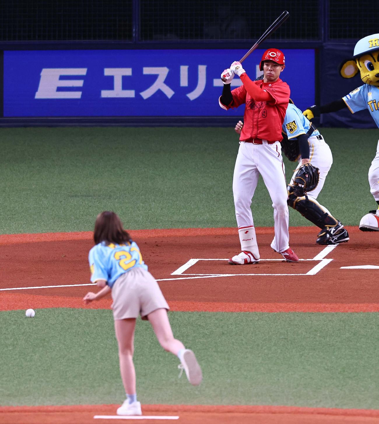 阪神対広島　始球式を務めたNMB48平山真衣の暴投に逆を向いて空振りする秋山（撮影・上田博志）