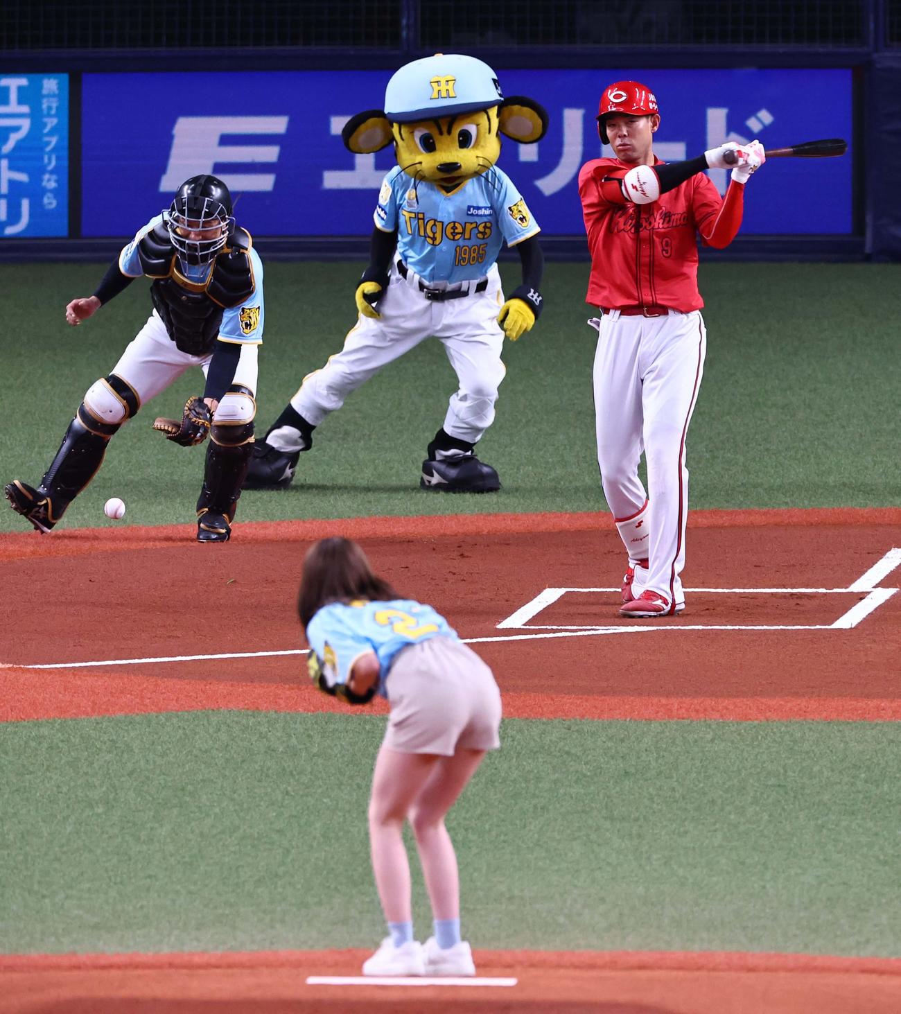 阪神対広島　始球式を務めたNMB48平山真衣の暴投に逆を向いて空振りする秋山（撮影・上田博志）