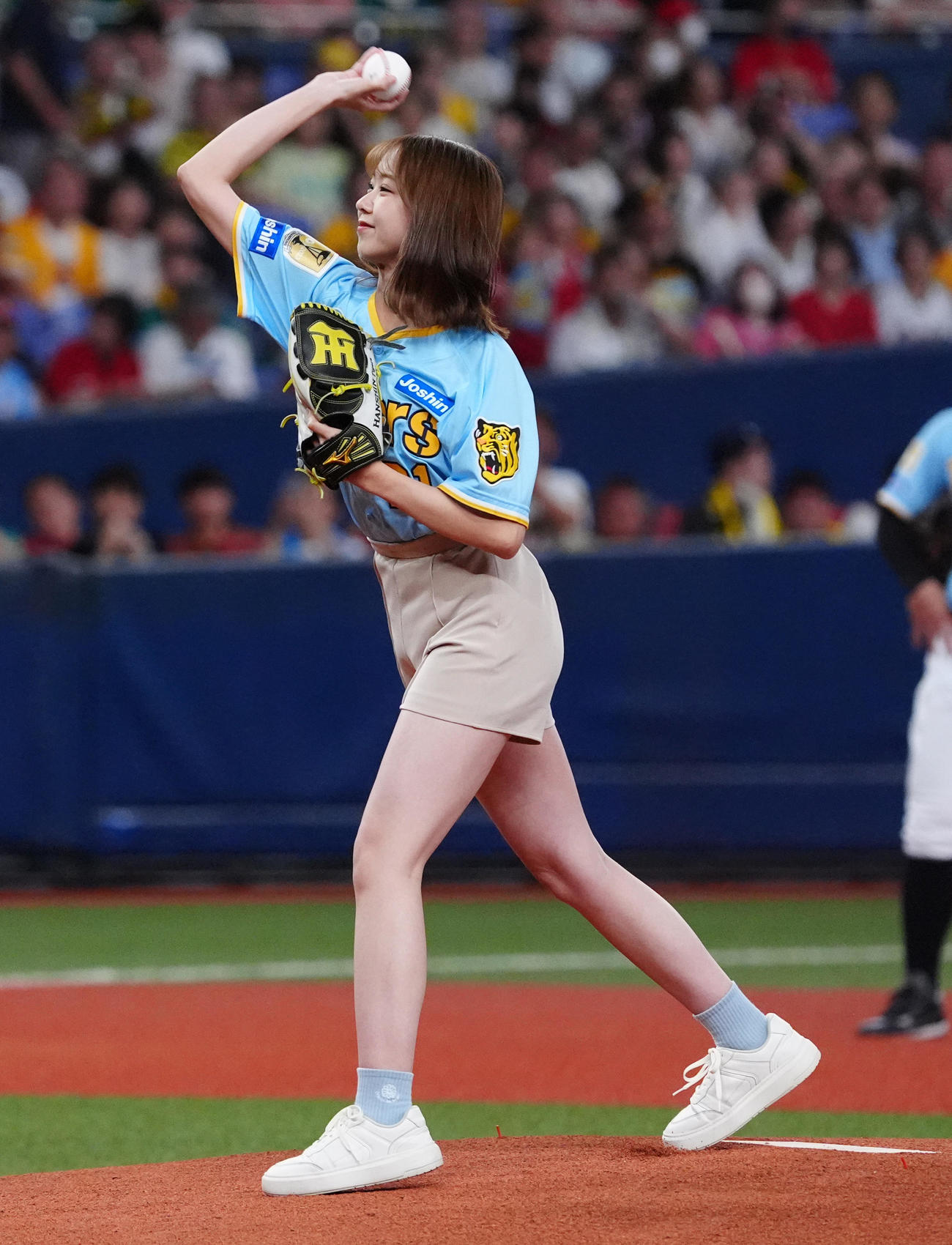 阪神対広島　始球式を行うNMB48の平山真衣（撮影・清水貴仁）