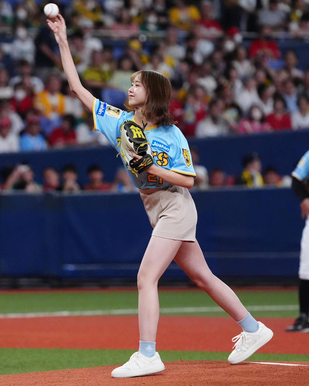 阪神対広島　始球式を行うNMB48の平山真衣（撮影・清水貴仁）