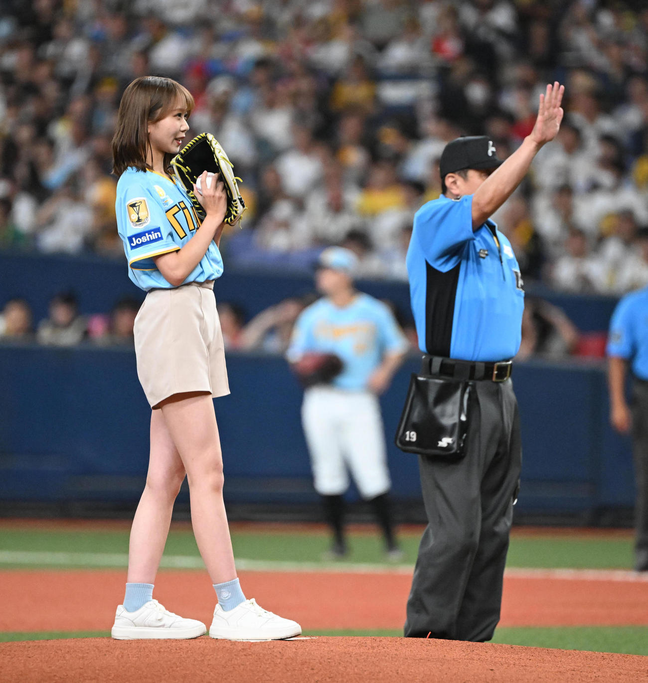 阪神対広島　始球式を務めるNMB48平山真衣（撮影・和賀正仁）