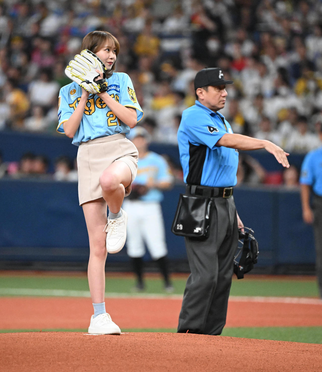阪神対広島　始球式を務めるNMB48平山真衣（撮影・和賀正仁）