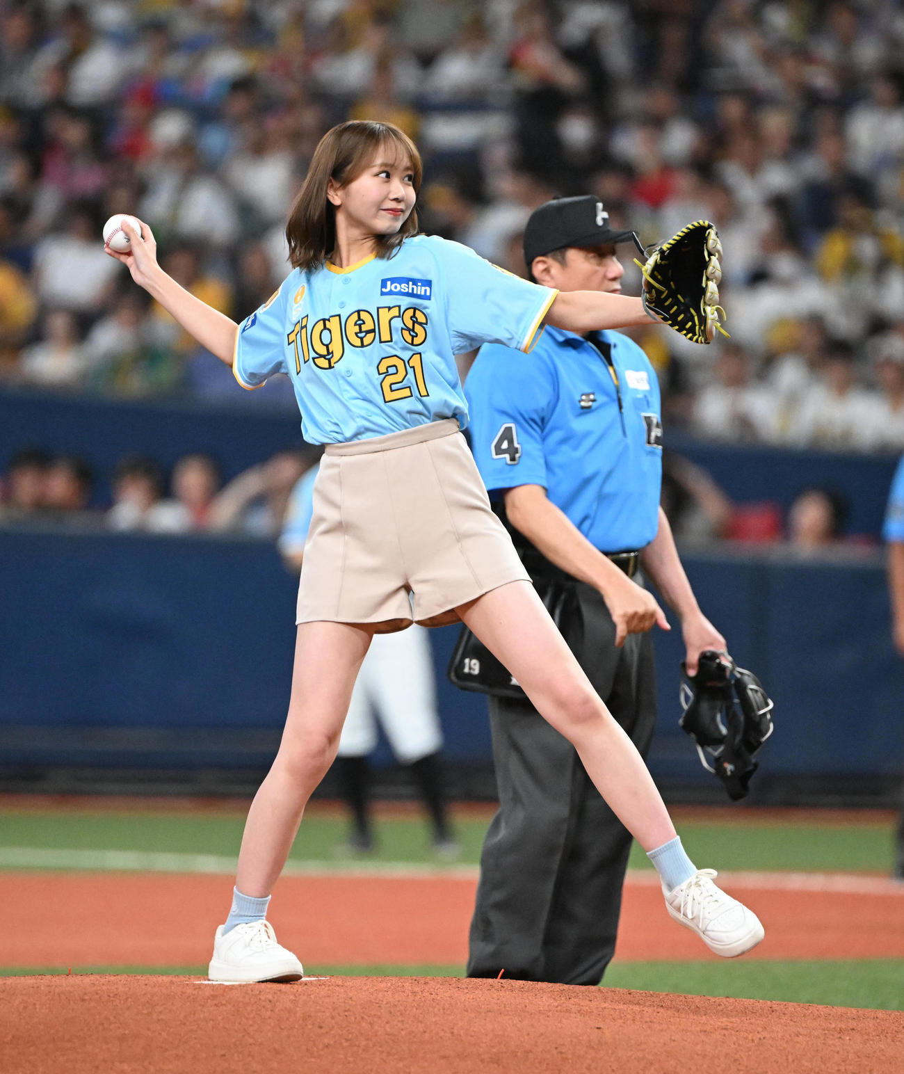 阪神対広島　始球式を務めるNMB48平山真衣（撮影・和賀正仁）