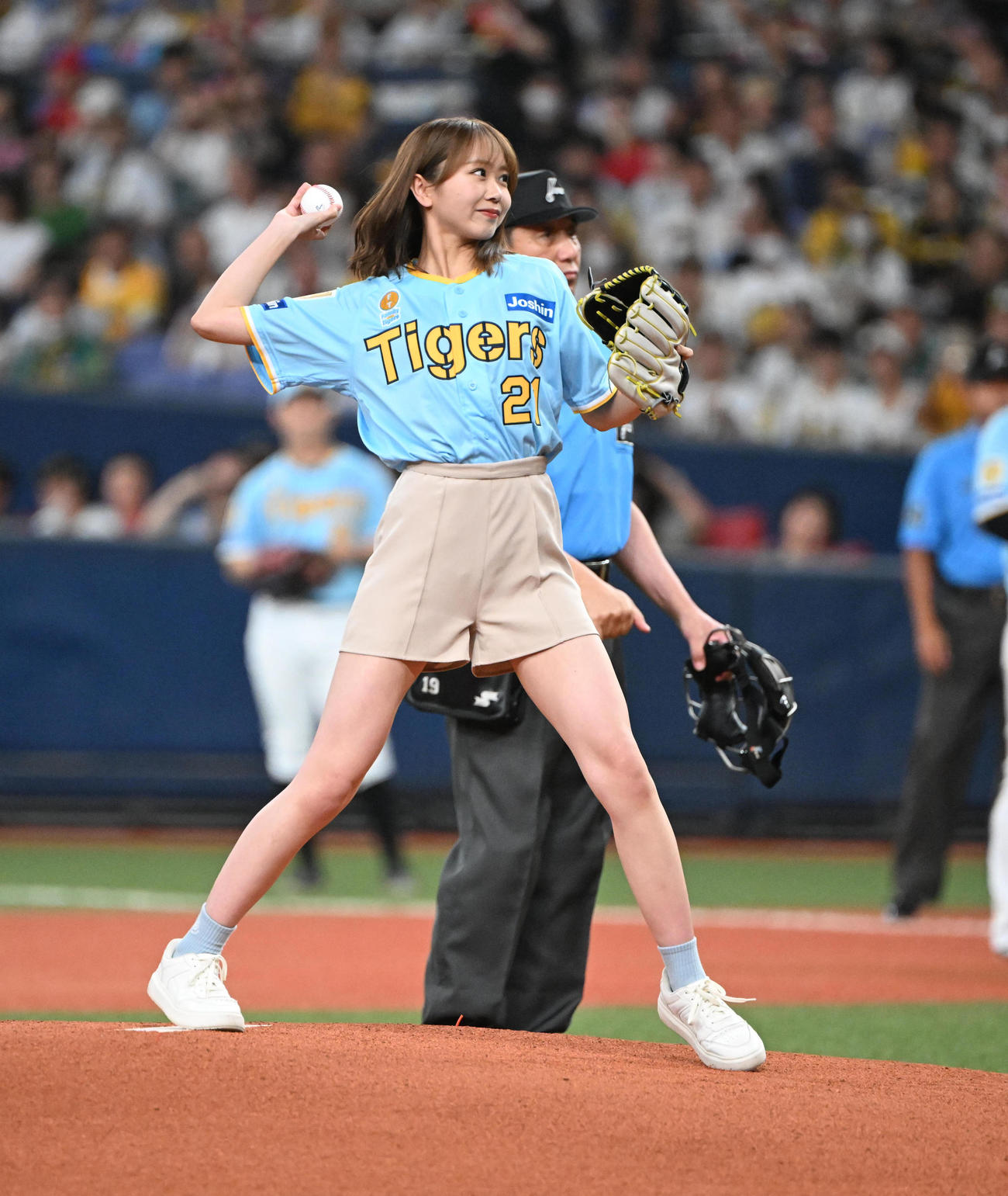 阪神対広島　始球式を務めるNMB48平山真衣（撮影・和賀正仁）