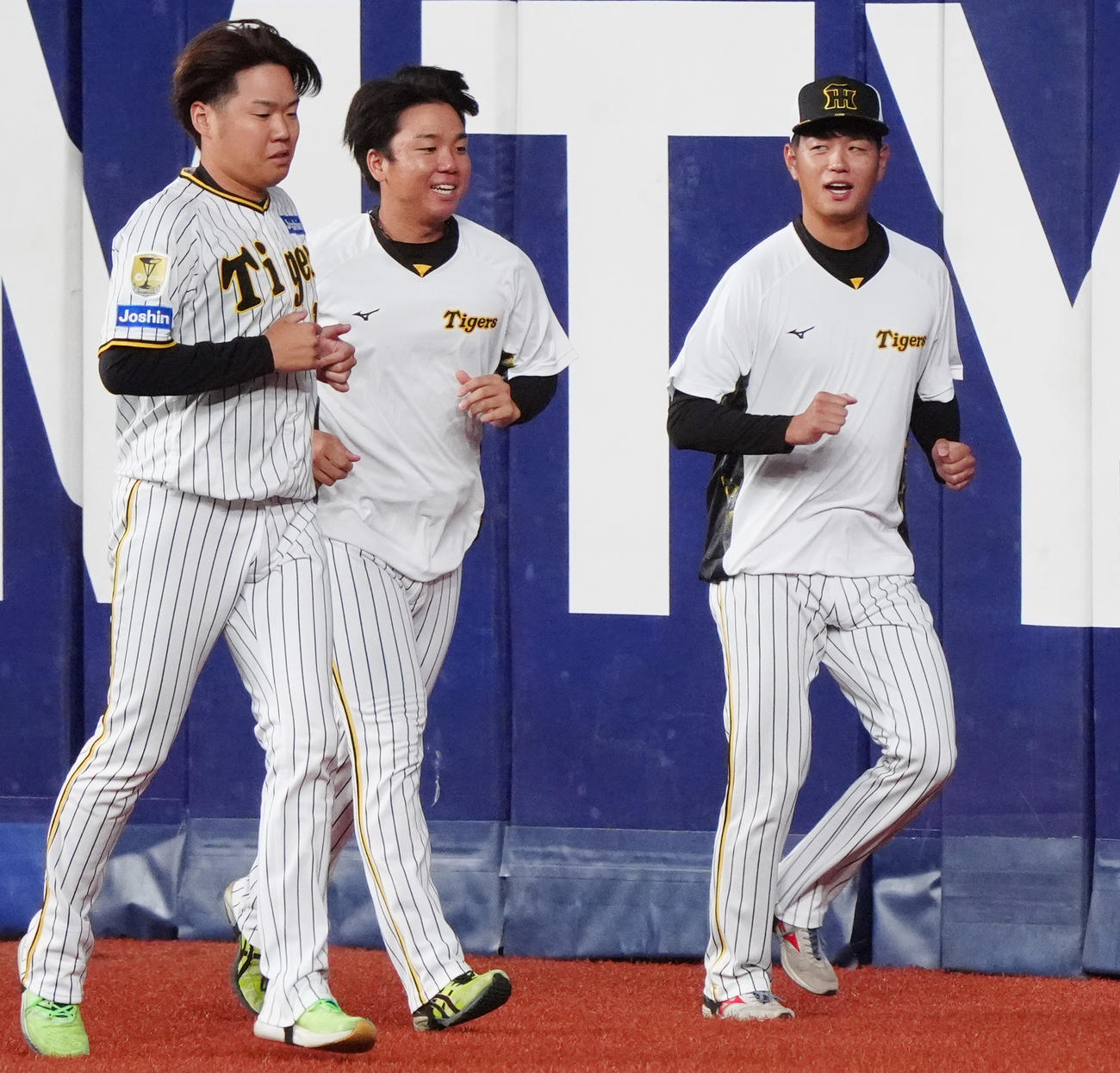 阪神対広島　外野でランニングを行う阪神高橋（右）、左から西勇、村上（撮影・清水貴仁）