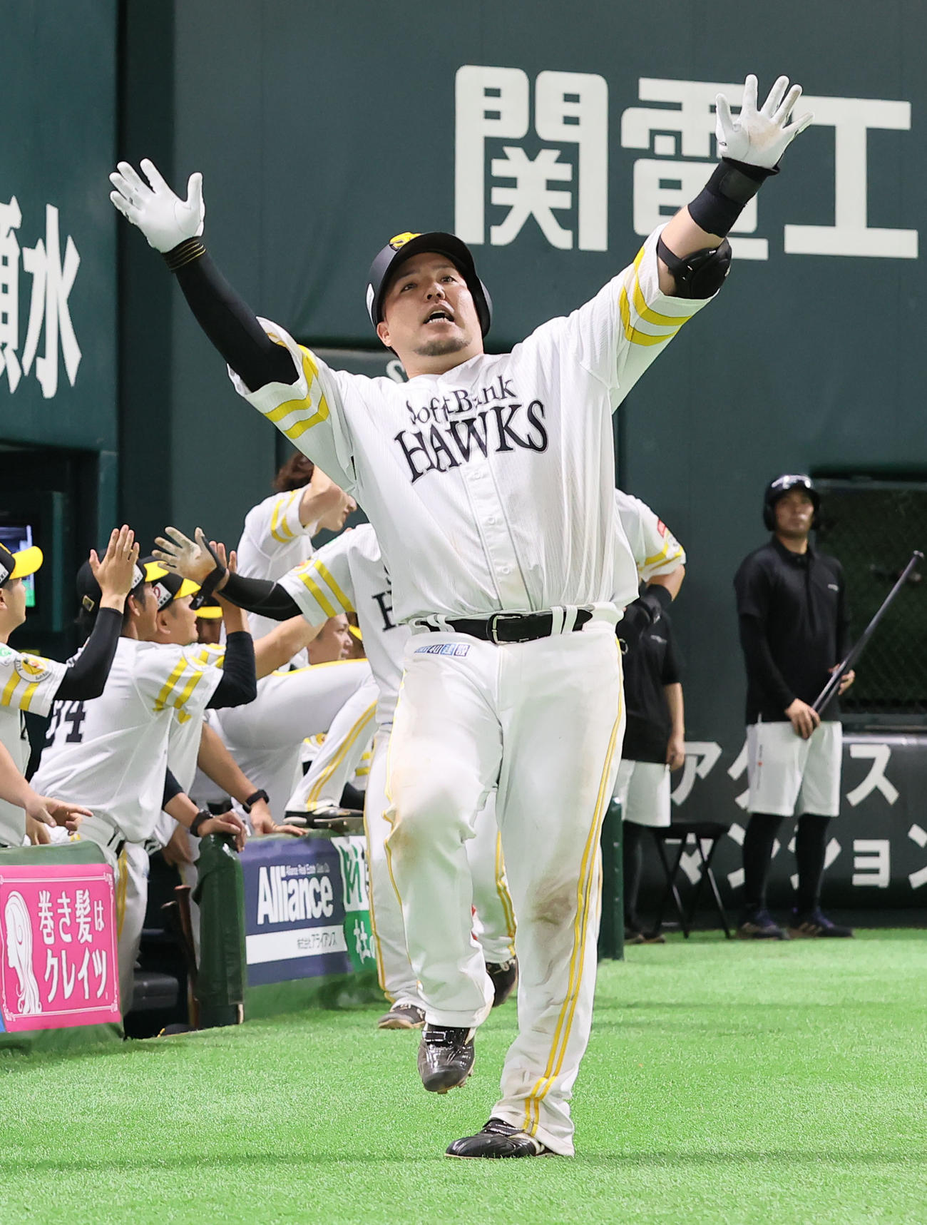 ソフトバンク対楽天　5回裏ソフトバンク2死一、二塁、山川は中越えに3点本塁打を放ちポーズを決める（撮影・梅根麻紀）