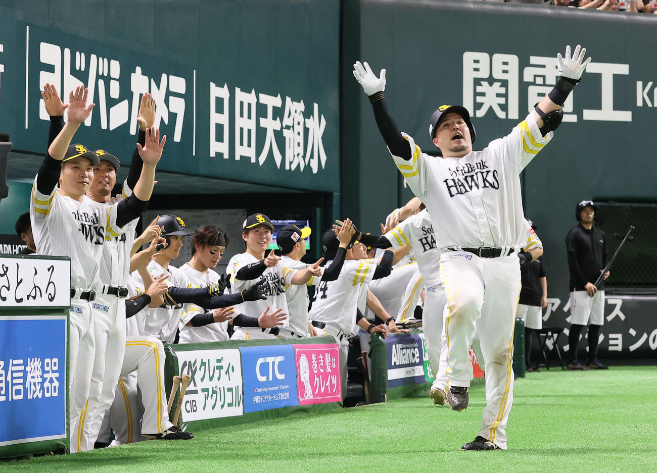 ソフトバンク対楽天　5回裏ソフトバンク2死一、二塁、山川は中越えに3点本塁打を放ちポーズを決める（撮影・梅根麻紀）