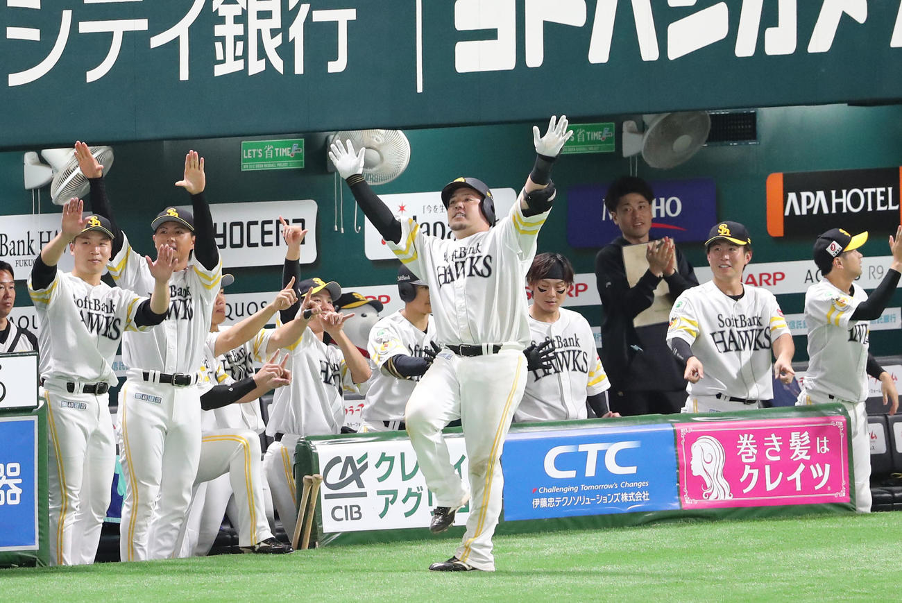 ソフトバンク対楽天　5回裏ソフトバンク2死一、二塁、山川は中越え3点本塁打を放ちどすこいポーズ（撮影・鬼束羽瑠菜）