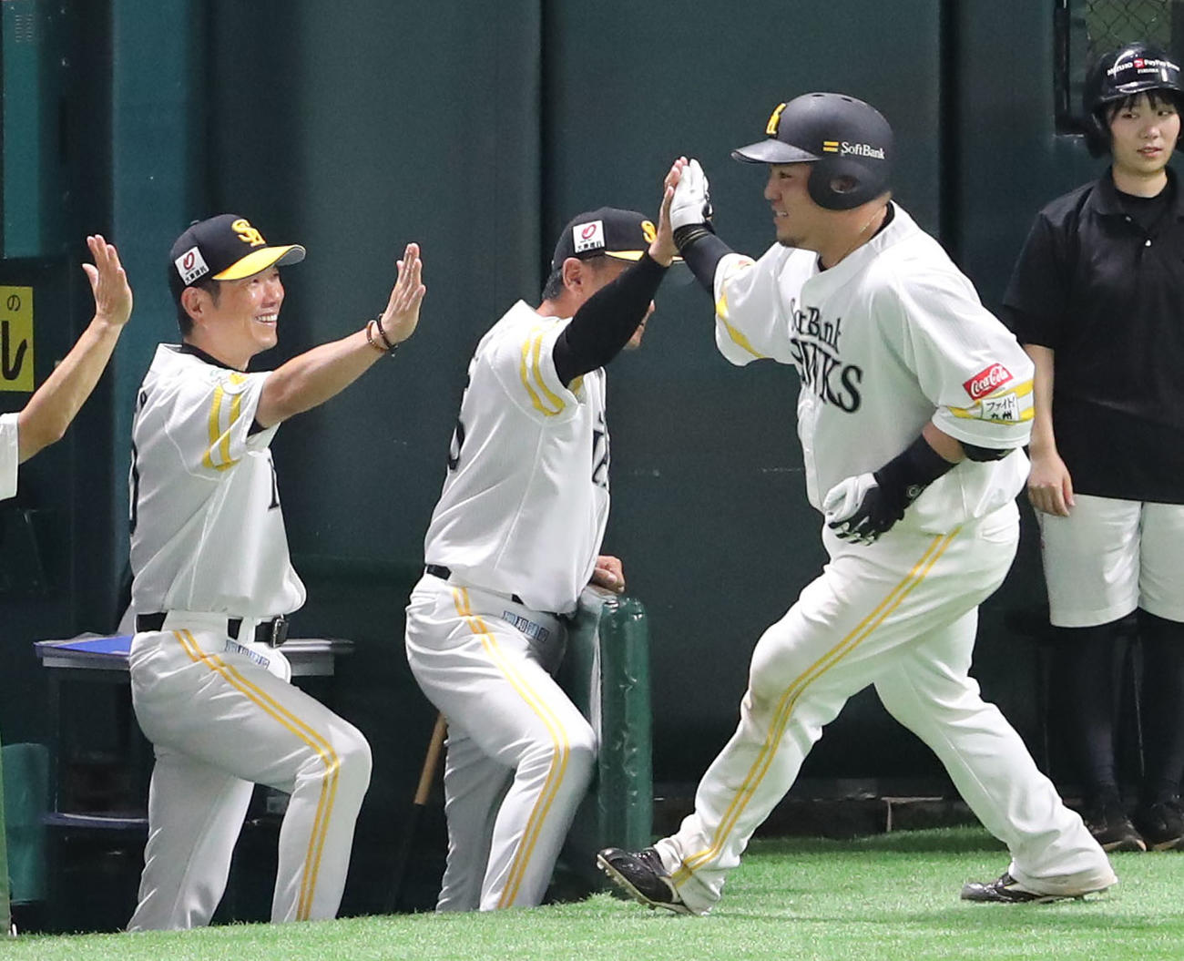 ソフトバンク対楽天　5回裏ソフトバンク2死一、二塁、山川は中越え3点本塁打を放ち小久保監督とタッチをかわす（撮影・鬼束羽瑠菜）