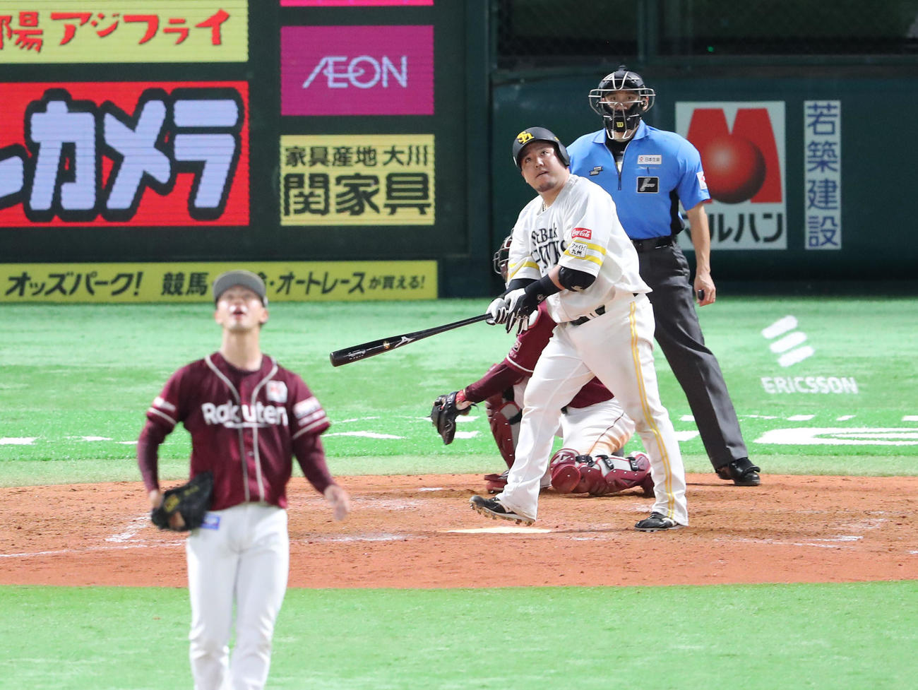 ソフトバンク対楽天　5回裏ソフトバンク2死一、二塁、山川は中越え3点本塁打を放つ（撮影・鬼束羽瑠菜）